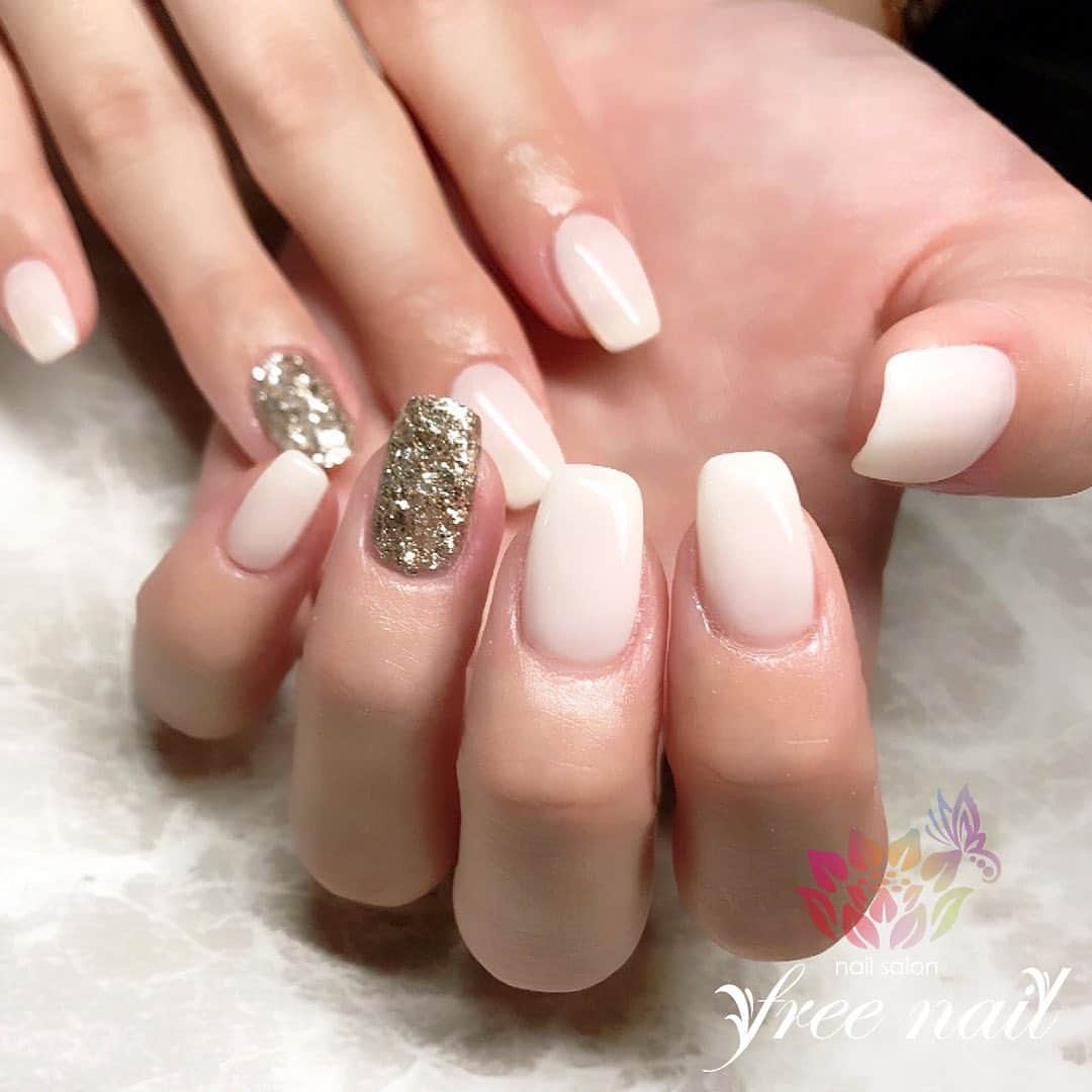 free nail フリーネイルのインスタグラム：「. お客様ネイル💅🏻❄️ . スクエアネイル💠✨ . シンプル◽️◻️✨ . ご来店ありがとうございました🙇🏻‍♀️🙇🏻‍♀️🙇🏻‍♀️💗 . #ネイルアート #ジェルネイル #ネイルサロン #大阪ネイルサロン #ネイルデザイン #ネイルチェンジ #グリッターネイル #ストーンネイル #埋め込みネイル #スクエアネイル #ギラギラネイル #ホワイトネイル #シルバーネイル #デザインネイル #トレンドネイル #シンプルネイル #大人ネイル #冬ネイル #winternails #nailsart #nailsdid #美甲 #日式美甲 #日式美甲胶 #日本美甲师 #日本美甲老师 #美甲上课 #日本胶 #フリーネイル #freenail」