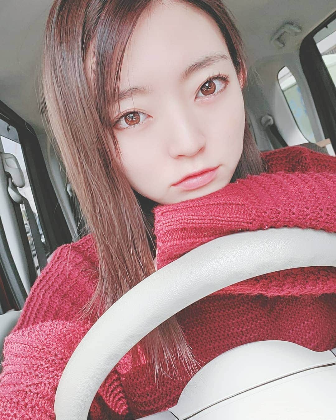 のインスタグラム：「遅くなったけど、 髪の毛暗くなりました！ @masaruman さんに｢暗くします！｣ と宣言してスウィートベージュを 入れてもらいました🌸 若返るのかと思ったら 逆に大人っぽくなった🙄 一通り満足したらまた明るく しよっかな🤗 .」