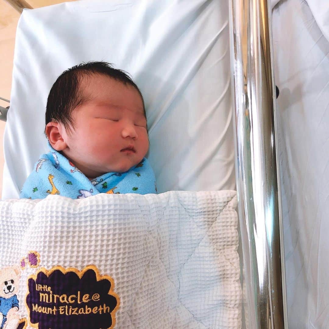 のインスタグラム：「今朝パパと同じお誕生日の 元気な男の子を出産しました！ 最後の出産だと思って楽しく 家族皆で協力をしながら子育てを したいなって思っています✨✨ 暖かく見守って下さい！ * * #singapore  #baby  #男の子 #海外出産 #2月うまれ  #パパと同じ誕生日  #家族が増えた #ありがとう #大切な贈り物」