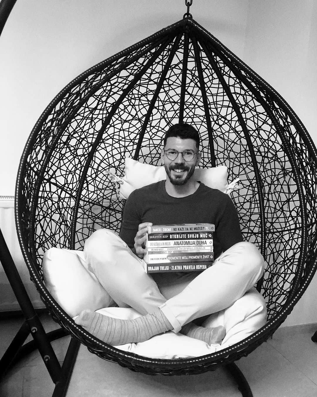 のインスタグラム：「Hvala @harmonija_knjige koja je prepoznala kakvu literaturu volim i obezbedila mi ovaj sjajan set knjiga. 🤓📚」