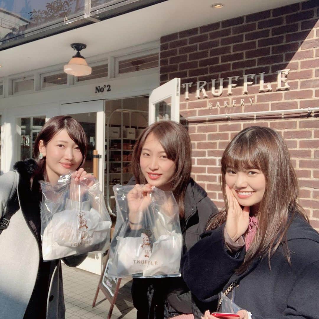 山下耀子さんのインスタグラム写真 - (山下耀子Instagram)「世田谷区パン屋巡り . インスタでパンの話になり、 #一夜づけ メンバーで行ってきました🥖 世田谷区はパン屋さんがたくさんあって密集してるので １日で５軒回れた！それぞれ個性的で楽しかった〜！ . ① #nukumuku  店内が賑やかな可愛いお店！ イートインがありここでランチ。 No.1の #クリームパン は卵濃いめで甘さ控えめのもったりしたクリームが美味。マロンバターパンは珍しかったので 食べてみたらバターの塩気と甘いマロンが 絶妙にマッチしてた！ . ② #濱田屋 手土産でも有名らしいお店。 お店を見つける前から周辺にパンのいい香りが…🤤 No.1の #豆パン と大好きな #クロワッサン を。 豆パンは明日のおやつ クロワッサンはのちほど… . ③ #TRUFFBAKERY お洒落な店内！この #デニッシュ 最強に可愛い… ここでは有名な #白トリュフ塩パン とクロワッサンを。 クロワッサンはのちほど。 . ④ #boulangeriebonheur  お店いっぱいのチョコの甘〜い香りがたまらん … 🤤ここでは人気No.1のクロワッサンを！ . ⑤ #ミカヅキ堂 可愛らしいお店に店前のベンチが素敵！懐かしい #ミルクフランス とクロワッサン🥐 . 最後は #クロワッサン食べ比べ ！ クロワッサン好きにはたまらん！ 濱田屋のクロワッサンはしっとり系シンプル TRUFFBAKERYは柔らかくて小麦の味が強めBoulangerieBonheurはサクサクのパイ生地でバターの味が濃い ミカヅキ堂は香ばしくて中までしっかりバターの味香りがしました！ 私はサクサクのバター強めが好きなのでミカヅキ堂さんが好みでしたが、どれも美味しかった…🥰 . クロワッサン以外のパンは冷凍してちょっとずついただきます クロワッサン食べ比べなんてハシゴしないとできない荒技だったから幸せの極み…幸せすぎて張り切って書いたけど長すぎてここまで読めないと思います！笑 ここまでお付き合いいただきありがとうございました！！！読んでくださった方いる🥺？ 三軒茶屋に住みたい。」2月21日 20時49分 - twinkleyesy