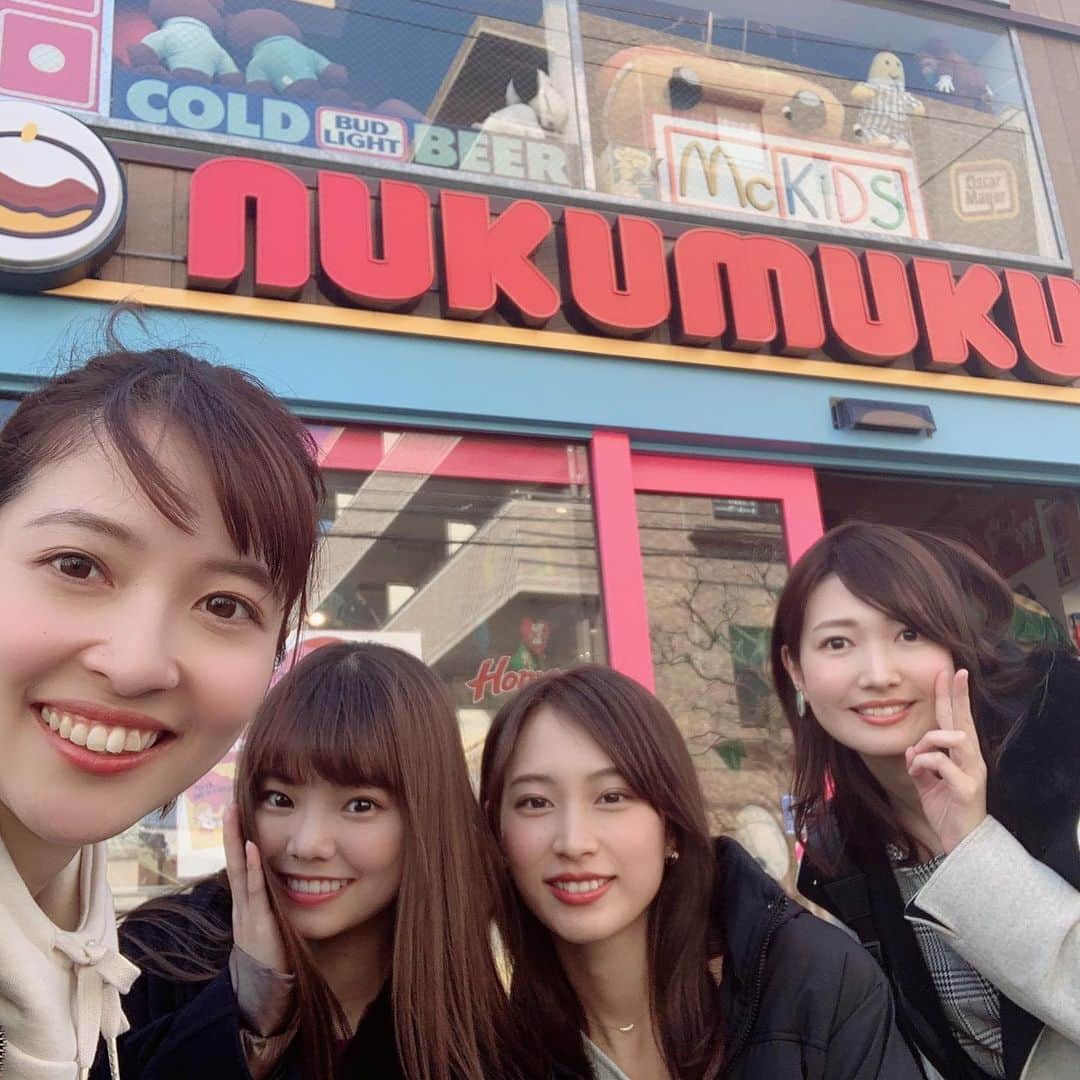 山下耀子さんのインスタグラム写真 - (山下耀子Instagram)「世田谷区パン屋巡り . インスタでパンの話になり、 #一夜づけ メンバーで行ってきました🥖 世田谷区はパン屋さんがたくさんあって密集してるので １日で５軒回れた！それぞれ個性的で楽しかった〜！ . ① #nukumuku  店内が賑やかな可愛いお店！ イートインがありここでランチ。 No.1の #クリームパン は卵濃いめで甘さ控えめのもったりしたクリームが美味。マロンバターパンは珍しかったので 食べてみたらバターの塩気と甘いマロンが 絶妙にマッチしてた！ . ② #濱田屋 手土産でも有名らしいお店。 お店を見つける前から周辺にパンのいい香りが…🤤 No.1の #豆パン と大好きな #クロワッサン を。 豆パンは明日のおやつ クロワッサンはのちほど… . ③ #TRUFFBAKERY お洒落な店内！この #デニッシュ 最強に可愛い… ここでは有名な #白トリュフ塩パン とクロワッサンを。 クロワッサンはのちほど。 . ④ #boulangeriebonheur  お店いっぱいのチョコの甘〜い香りがたまらん … 🤤ここでは人気No.1のクロワッサンを！ . ⑤ #ミカヅキ堂 可愛らしいお店に店前のベンチが素敵！懐かしい #ミルクフランス とクロワッサン🥐 . 最後は #クロワッサン食べ比べ ！ クロワッサン好きにはたまらん！ 濱田屋のクロワッサンはしっとり系シンプル TRUFFBAKERYは柔らかくて小麦の味が強めBoulangerieBonheurはサクサクのパイ生地でバターの味が濃い ミカヅキ堂は香ばしくて中までしっかりバターの味香りがしました！ 私はサクサクのバター強めが好きなのでミカヅキ堂さんが好みでしたが、どれも美味しかった…🥰 . クロワッサン以外のパンは冷凍してちょっとずついただきます クロワッサン食べ比べなんてハシゴしないとできない荒技だったから幸せの極み…幸せすぎて張り切って書いたけど長すぎてここまで読めないと思います！笑 ここまでお付き合いいただきありがとうございました！！！読んでくださった方いる🥺？ 三軒茶屋に住みたい。」2月21日 20時49分 - twinkleyesy