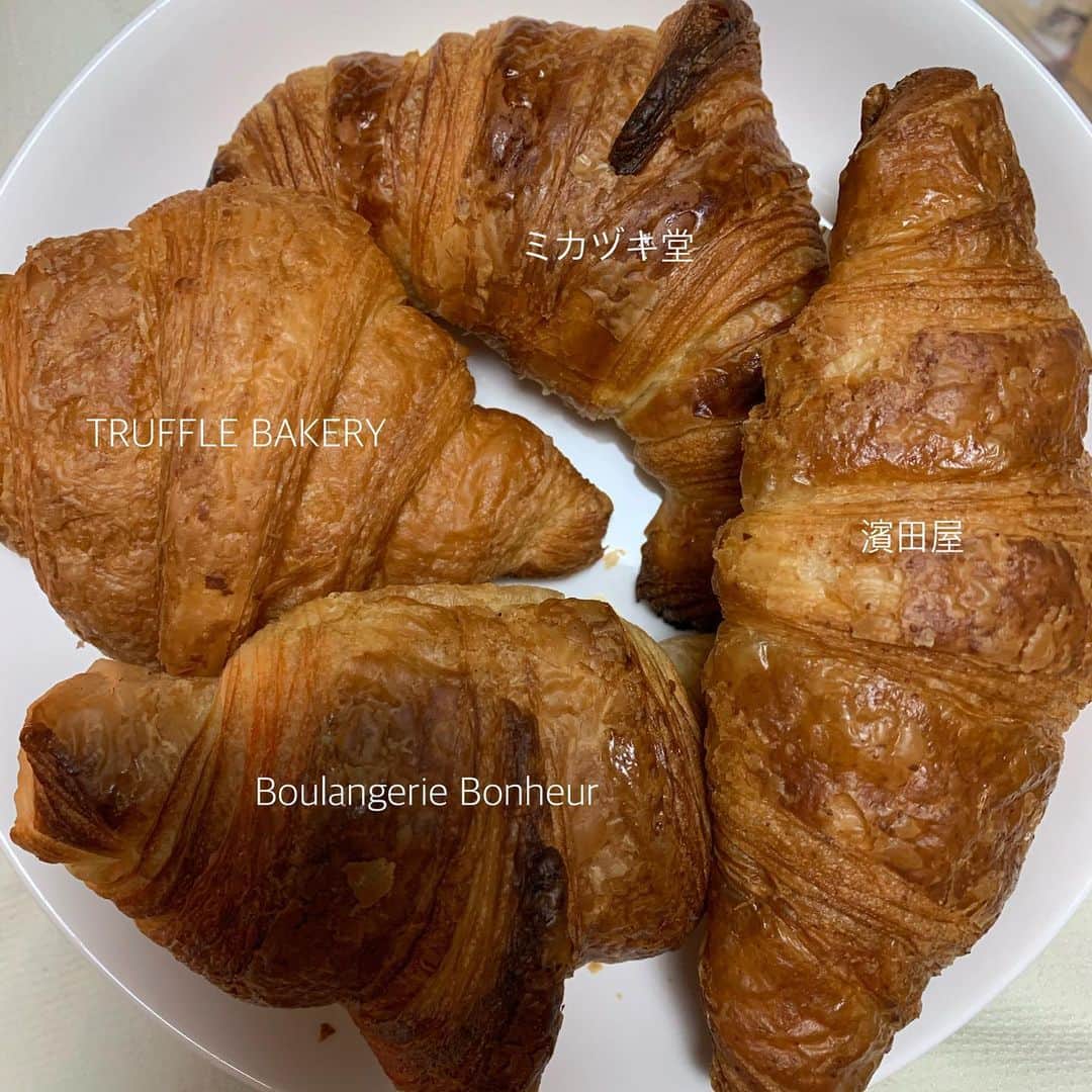 山下耀子さんのインスタグラム写真 - (山下耀子Instagram)「世田谷区パン屋巡り . インスタでパンの話になり、 #一夜づけ メンバーで行ってきました🥖 世田谷区はパン屋さんがたくさんあって密集してるので １日で５軒回れた！それぞれ個性的で楽しかった〜！ . ① #nukumuku  店内が賑やかな可愛いお店！ イートインがありここでランチ。 No.1の #クリームパン は卵濃いめで甘さ控えめのもったりしたクリームが美味。マロンバターパンは珍しかったので 食べてみたらバターの塩気と甘いマロンが 絶妙にマッチしてた！ . ② #濱田屋 手土産でも有名らしいお店。 お店を見つける前から周辺にパンのいい香りが…🤤 No.1の #豆パン と大好きな #クロワッサン を。 豆パンは明日のおやつ クロワッサンはのちほど… . ③ #TRUFFBAKERY お洒落な店内！この #デニッシュ 最強に可愛い… ここでは有名な #白トリュフ塩パン とクロワッサンを。 クロワッサンはのちほど。 . ④ #boulangeriebonheur  お店いっぱいのチョコの甘〜い香りがたまらん … 🤤ここでは人気No.1のクロワッサンを！ . ⑤ #ミカヅキ堂 可愛らしいお店に店前のベンチが素敵！懐かしい #ミルクフランス とクロワッサン🥐 . 最後は #クロワッサン食べ比べ ！ クロワッサン好きにはたまらん！ 濱田屋のクロワッサンはしっとり系シンプル TRUFFBAKERYは柔らかくて小麦の味が強めBoulangerieBonheurはサクサクのパイ生地でバターの味が濃い ミカヅキ堂は香ばしくて中までしっかりバターの味香りがしました！ 私はサクサクのバター強めが好きなのでミカヅキ堂さんが好みでしたが、どれも美味しかった…🥰 . クロワッサン以外のパンは冷凍してちょっとずついただきます クロワッサン食べ比べなんてハシゴしないとできない荒技だったから幸せの極み…幸せすぎて張り切って書いたけど長すぎてここまで読めないと思います！笑 ここまでお付き合いいただきありがとうございました！！！読んでくださった方いる🥺？ 三軒茶屋に住みたい。」2月21日 20時49分 - twinkleyesy