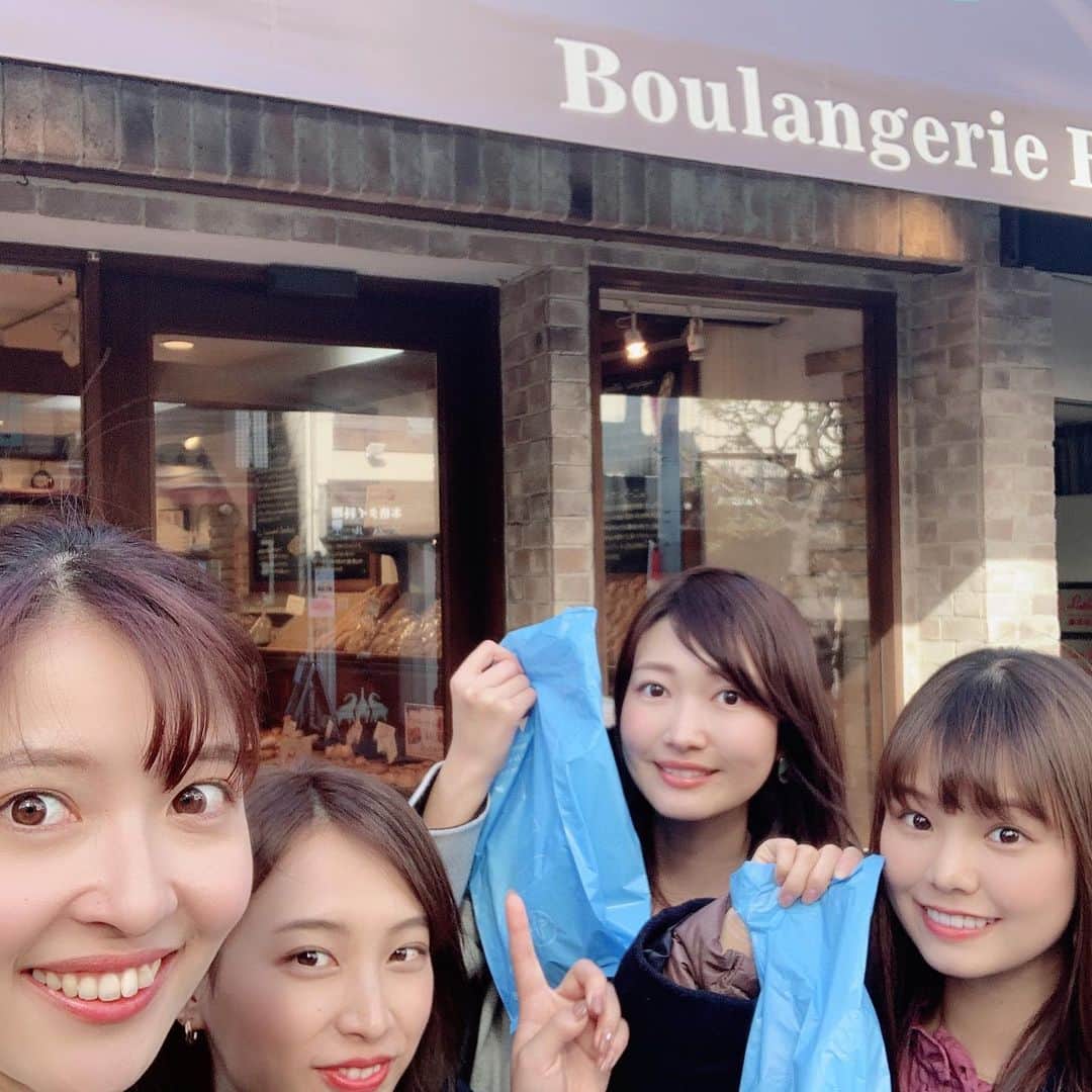 山下耀子さんのインスタグラム写真 - (山下耀子Instagram)「世田谷区パン屋巡り . インスタでパンの話になり、 #一夜づけ メンバーで行ってきました🥖 世田谷区はパン屋さんがたくさんあって密集してるので １日で５軒回れた！それぞれ個性的で楽しかった〜！ . ① #nukumuku  店内が賑やかな可愛いお店！ イートインがありここでランチ。 No.1の #クリームパン は卵濃いめで甘さ控えめのもったりしたクリームが美味。マロンバターパンは珍しかったので 食べてみたらバターの塩気と甘いマロンが 絶妙にマッチしてた！ . ② #濱田屋 手土産でも有名らしいお店。 お店を見つける前から周辺にパンのいい香りが…🤤 No.1の #豆パン と大好きな #クロワッサン を。 豆パンは明日のおやつ クロワッサンはのちほど… . ③ #TRUFFBAKERY お洒落な店内！この #デニッシュ 最強に可愛い… ここでは有名な #白トリュフ塩パン とクロワッサンを。 クロワッサンはのちほど。 . ④ #boulangeriebonheur  お店いっぱいのチョコの甘〜い香りがたまらん … 🤤ここでは人気No.1のクロワッサンを！ . ⑤ #ミカヅキ堂 可愛らしいお店に店前のベンチが素敵！懐かしい #ミルクフランス とクロワッサン🥐 . 最後は #クロワッサン食べ比べ ！ クロワッサン好きにはたまらん！ 濱田屋のクロワッサンはしっとり系シンプル TRUFFBAKERYは柔らかくて小麦の味が強めBoulangerieBonheurはサクサクのパイ生地でバターの味が濃い ミカヅキ堂は香ばしくて中までしっかりバターの味香りがしました！ 私はサクサクのバター強めが好きなのでミカヅキ堂さんが好みでしたが、どれも美味しかった…🥰 . クロワッサン以外のパンは冷凍してちょっとずついただきます クロワッサン食べ比べなんてハシゴしないとできない荒技だったから幸せの極み…幸せすぎて張り切って書いたけど長すぎてここまで読めないと思います！笑 ここまでお付き合いいただきありがとうございました！！！読んでくださった方いる🥺？ 三軒茶屋に住みたい。」2月21日 20時49分 - twinkleyesy