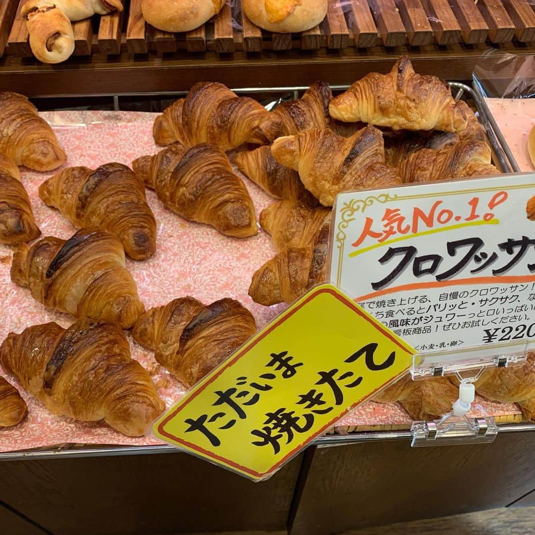 山下耀子さんのインスタグラム写真 - (山下耀子Instagram)「世田谷区パン屋巡り . インスタでパンの話になり、 #一夜づけ メンバーで行ってきました🥖 世田谷区はパン屋さんがたくさんあって密集してるので １日で５軒回れた！それぞれ個性的で楽しかった〜！ . ① #nukumuku  店内が賑やかな可愛いお店！ イートインがありここでランチ。 No.1の #クリームパン は卵濃いめで甘さ控えめのもったりしたクリームが美味。マロンバターパンは珍しかったので 食べてみたらバターの塩気と甘いマロンが 絶妙にマッチしてた！ . ② #濱田屋 手土産でも有名らしいお店。 お店を見つける前から周辺にパンのいい香りが…🤤 No.1の #豆パン と大好きな #クロワッサン を。 豆パンは明日のおやつ クロワッサンはのちほど… . ③ #TRUFFBAKERY お洒落な店内！この #デニッシュ 最強に可愛い… ここでは有名な #白トリュフ塩パン とクロワッサンを。 クロワッサンはのちほど。 . ④ #boulangeriebonheur  お店いっぱいのチョコの甘〜い香りがたまらん … 🤤ここでは人気No.1のクロワッサンを！ . ⑤ #ミカヅキ堂 可愛らしいお店に店前のベンチが素敵！懐かしい #ミルクフランス とクロワッサン🥐 . 最後は #クロワッサン食べ比べ ！ クロワッサン好きにはたまらん！ 濱田屋のクロワッサンはしっとり系シンプル TRUFFBAKERYは柔らかくて小麦の味が強めBoulangerieBonheurはサクサクのパイ生地でバターの味が濃い ミカヅキ堂は香ばしくて中までしっかりバターの味香りがしました！ 私はサクサクのバター強めが好きなのでミカヅキ堂さんが好みでしたが、どれも美味しかった…🥰 . クロワッサン以外のパンは冷凍してちょっとずついただきます クロワッサン食べ比べなんてハシゴしないとできない荒技だったから幸せの極み…幸せすぎて張り切って書いたけど長すぎてここまで読めないと思います！笑 ここまでお付き合いいただきありがとうございました！！！読んでくださった方いる🥺？ 三軒茶屋に住みたい。」2月21日 20時49分 - twinkleyesy