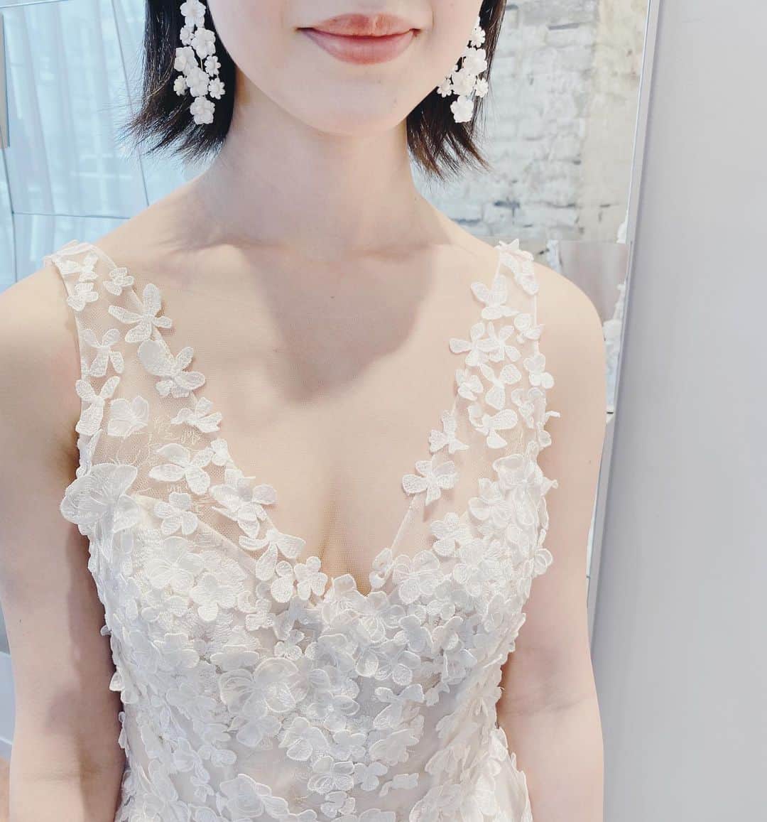 wedding dress 岐阜・名古屋のインスタグラム：「* New in ! @markingrambride より 新作ドレスのご紹介です✴︎ * 軽やかなチュールに 舞うように散りばめられた 3Dのフラワーモチーフが うっとりするほど美しい1着。 * 爪先までこだわった あなたらしいコーディネートで 幸福に包まれた特別な日を もっと素敵にもっと美しく… * 是非店頭でお手にとってご覧下さい🕊  #silverhangers  #weddingdress #thetreatdressing  #シルバーハンガーズ  #ウェディングドレス #ウエディングドレス」
