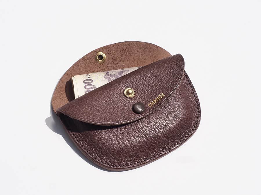 B JIRUSHI YOSHIDAさんのインスタグラム写真 - (B JIRUSHI YOSHIDAInstagram)「【NEW ARRIVAL】 〈KAPTAIN SUNSHINE×PORTER〉 "Round Wallet" ・ 〈KAPTAIN SUNSHINE〉より長年人気を誇る、〈PORTER〉別注のラウンドウォレットが入荷しました。 ・ このラウンドウォレットに使用されているゴートスキン（ヤギ革）は、革の表面には綺麗なシボ模様が特徴。 柔らかくてしなやかな肌触りが特徴で、牛革よりも強く耐摩耗性にも優れています。 ・ キャッシュレス決済が加速する現代だからこそ活躍するコンパクトウォレットです。 ・ COLOR:BLACK,BROWN ¥16,000+TAX  #bjirushiyoshida #B印YOSHIDA #代官山 #daikanyama #TOKYO #BEAMS #ビームス #yoshidakaban #吉田カバン #ポーター  #porter #비지루시요시다 #도쿄 #다이칸야마 #빔스 #빔즈 #포터 #데일리룩 #백팩 #b印yoshidalineup #kaptainsunshine #キャプテンサンシャイン」2月21日 20時43分 - bjirushiyoshida