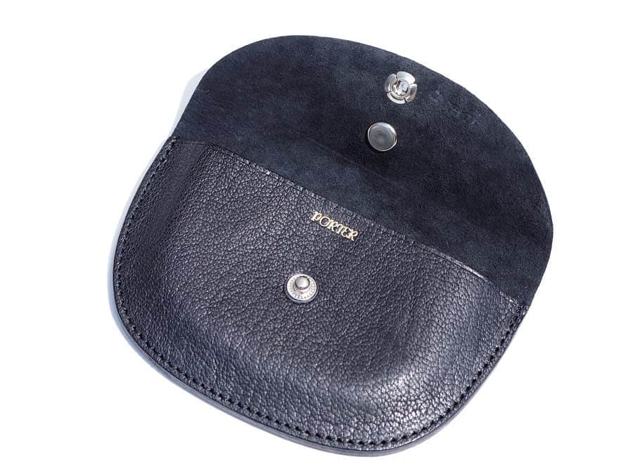 B JIRUSHI YOSHIDAさんのインスタグラム写真 - (B JIRUSHI YOSHIDAInstagram)「【NEW ARRIVAL】 〈KAPTAIN SUNSHINE×PORTER〉 "Round Wallet" ・ 〈KAPTAIN SUNSHINE〉より長年人気を誇る、〈PORTER〉別注のラウンドウォレットが入荷しました。 ・ このラウンドウォレットに使用されているゴートスキン（ヤギ革）は、革の表面には綺麗なシボ模様が特徴。 柔らかくてしなやかな肌触りが特徴で、牛革よりも強く耐摩耗性にも優れています。 ・ キャッシュレス決済が加速する現代だからこそ活躍するコンパクトウォレットです。 ・ COLOR:BLACK,BROWN ¥16,000+TAX  #bjirushiyoshida #B印YOSHIDA #代官山 #daikanyama #TOKYO #BEAMS #ビームス #yoshidakaban #吉田カバン #ポーター  #porter #비지루시요시다 #도쿄 #다이칸야마 #빔스 #빔즈 #포터 #데일리룩 #백팩 #b印yoshidalineup #kaptainsunshine #キャプテンサンシャイン」2月21日 20時43分 - bjirushiyoshida