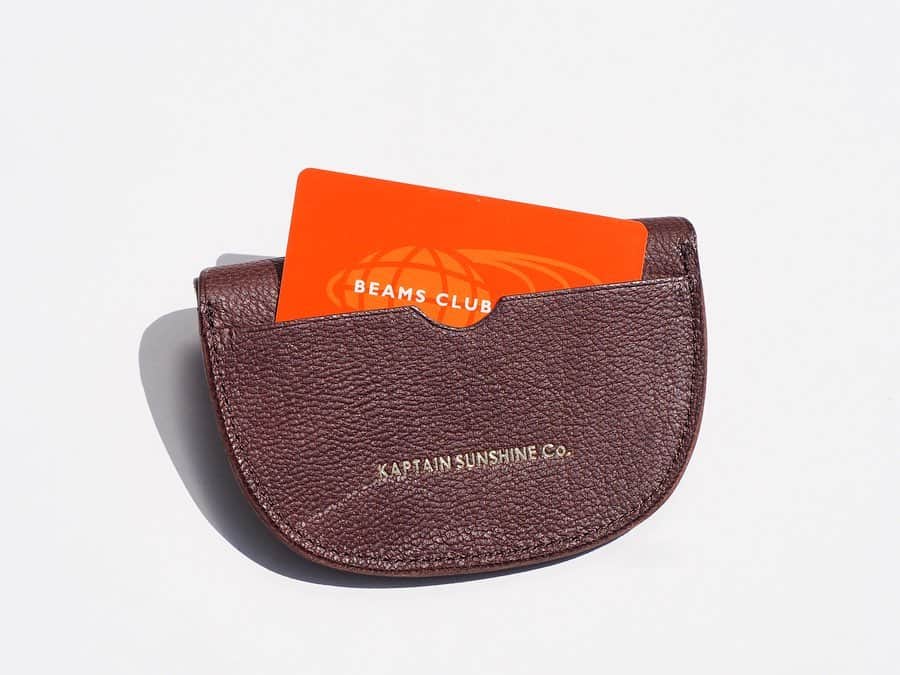 B JIRUSHI YOSHIDAさんのインスタグラム写真 - (B JIRUSHI YOSHIDAInstagram)「【NEW ARRIVAL】 〈KAPTAIN SUNSHINE×PORTER〉 "Round Wallet" ・ 〈KAPTAIN SUNSHINE〉より長年人気を誇る、〈PORTER〉別注のラウンドウォレットが入荷しました。 ・ このラウンドウォレットに使用されているゴートスキン（ヤギ革）は、革の表面には綺麗なシボ模様が特徴。 柔らかくてしなやかな肌触りが特徴で、牛革よりも強く耐摩耗性にも優れています。 ・ キャッシュレス決済が加速する現代だからこそ活躍するコンパクトウォレットです。 ・ COLOR:BLACK,BROWN ¥16,000+TAX  #bjirushiyoshida #B印YOSHIDA #代官山 #daikanyama #TOKYO #BEAMS #ビームス #yoshidakaban #吉田カバン #ポーター  #porter #비지루시요시다 #도쿄 #다이칸야마 #빔스 #빔즈 #포터 #데일리룩 #백팩 #b印yoshidalineup #kaptainsunshine #キャプテンサンシャイン」2月21日 20時43分 - bjirushiyoshida