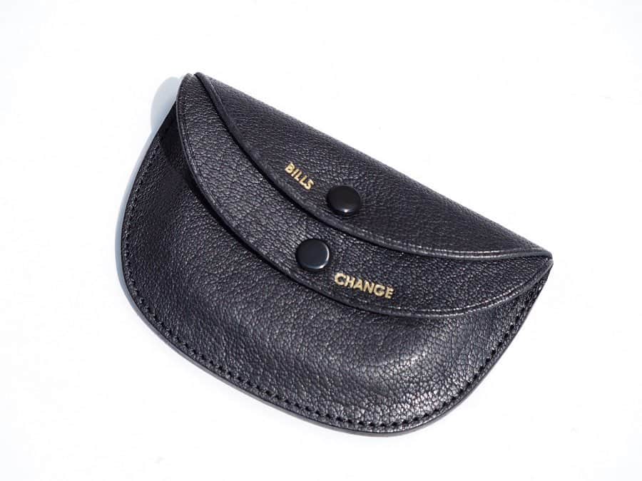 B JIRUSHI YOSHIDAさんのインスタグラム写真 - (B JIRUSHI YOSHIDAInstagram)「【NEW ARRIVAL】 〈KAPTAIN SUNSHINE×PORTER〉 "Round Wallet" ・ 〈KAPTAIN SUNSHINE〉より長年人気を誇る、〈PORTER〉別注のラウンドウォレットが入荷しました。 ・ このラウンドウォレットに使用されているゴートスキン（ヤギ革）は、革の表面には綺麗なシボ模様が特徴。 柔らかくてしなやかな肌触りが特徴で、牛革よりも強く耐摩耗性にも優れています。 ・ キャッシュレス決済が加速する現代だからこそ活躍するコンパクトウォレットです。 ・ COLOR:BLACK,BROWN ¥16,000+TAX  #bjirushiyoshida #B印YOSHIDA #代官山 #daikanyama #TOKYO #BEAMS #ビームス #yoshidakaban #吉田カバン #ポーター  #porter #비지루시요시다 #도쿄 #다이칸야마 #빔스 #빔즈 #포터 #데일리룩 #백팩 #b印yoshidalineup #kaptainsunshine #キャプテンサンシャイン」2月21日 20時43分 - bjirushiyoshida