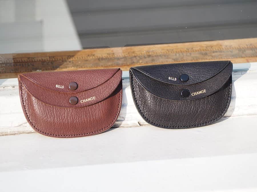 のインスタグラム：「【NEW ARRIVAL】 〈KAPTAIN SUNSHINE×PORTER〉 "Round Wallet" ・ 〈KAPTAIN SUNSHINE〉より長年人気を誇る、〈PORTER〉別注のラウンドウォレットが入荷しました。 ・ このラウンドウォレットに使用されているゴートスキン（ヤギ革）は、革の表面には綺麗なシボ模様が特徴。 柔らかくてしなやかな肌触りが特徴で、牛革よりも強く耐摩耗性にも優れています。 ・ キャッシュレス決済が加速する現代だからこそ活躍するコンパクトウォレットです。 ・ COLOR:BLACK,BROWN ¥16,000+TAX  #bjirushiyoshida #B印YOSHIDA #代官山 #daikanyama #TOKYO #BEAMS #ビームス #yoshidakaban #吉田カバン #ポーター  #porter #비지루시요시다 #도쿄 #다이칸야마 #빔스 #빔즈 #포터 #데일리룩 #백팩 #b印yoshidalineup #kaptainsunshine #キャプテンサンシャイン」