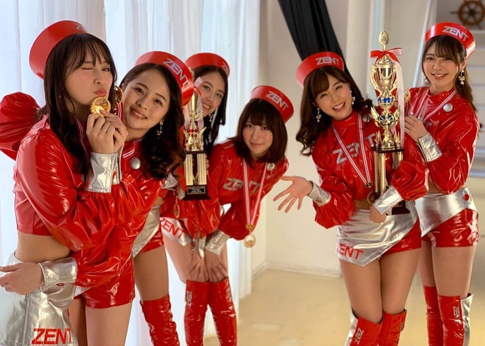 ZENTsweetiesのインスタグラム：「皆さん😊✨ こんにちは❣️ いつもZENTsweeties2019を応援していただき、ありがとうございます💕  公式HPで3/1(日)名古屋での卒業イベント予約を開始しました💕  ついに名古屋でこのメンバーに会えるのはこれでラストになります😢  今回は卒業イベントにちなんで、袴の撮影もありますよ🤗💕 ぜひ参加してくださいね❣️ みなさんに会えるのを楽しみにしています😘  お申し込みは下記HPからお願いします🥰 https://www.zent-sweeties.jp  皆さんに愛を❣️ #zent #zentsweeties  #zentsweeties2019 #川村那月 #チャナナ沙梨奈  #南まりあ #福江菜々華  #澤田実架 #芹沢まりな #撮影会 #名古屋 #卒業式」