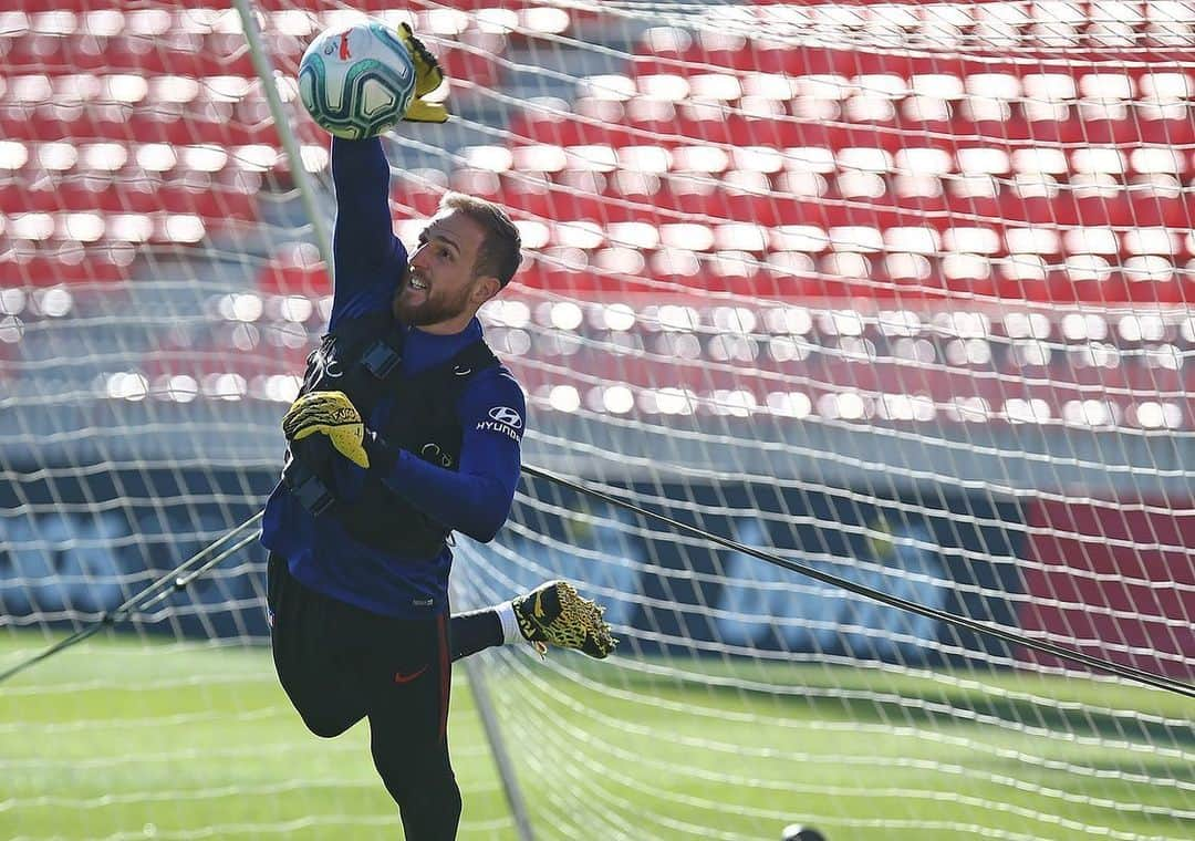 アトレティコ・マドリードさんのインスタグラム写真 - (アトレティコ・マドリードInstagram)「🔙 ¡Estamos de vuelta! ⚽ Quedan 2 días para el #AtletiVillarreal - ⚽ Your favourite team will 🔜 be 🔙 in @laliga action 🤙 2⃣ more sleeps before #AtletiVillarreal - 🤙🤙 On est de retour ! ⚽ J-2 avant #AtletiVillarreal. 🔴⚪ #AúpaAtleti」2月21日 20時45分 - atleticodemadrid