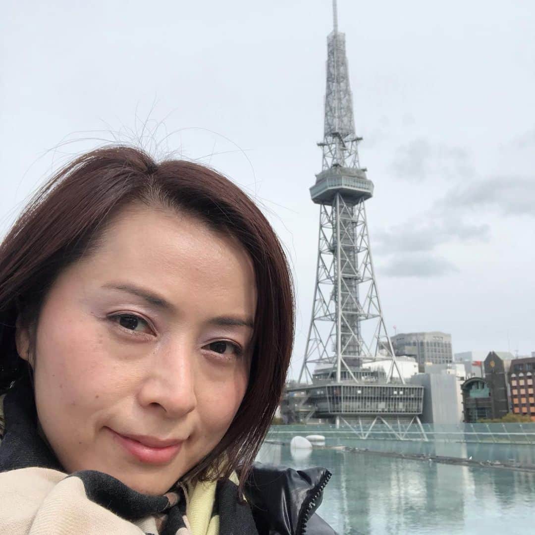 南早苗さんのインスタグラム写真 - (南早苗Instagram)「ナレーション収録のため名古屋へ。 滞在時間は3時間と短かったけど、観光して、仕事して、お土産買って。 大満喫でした😊 あ、さっき無事オンエアされました〜！ #ナレーター　#弾丸　#名古屋　#オアシス21 #ガラスの大屋根　#水の宇宙船　#オアシス21のそばの局で収録　#ナビゲーション　#お土産はもちろん　#手羽先　#世界の山ちゃん　#ぺろり　#完食」2月21日 20時47分 - minamisanae