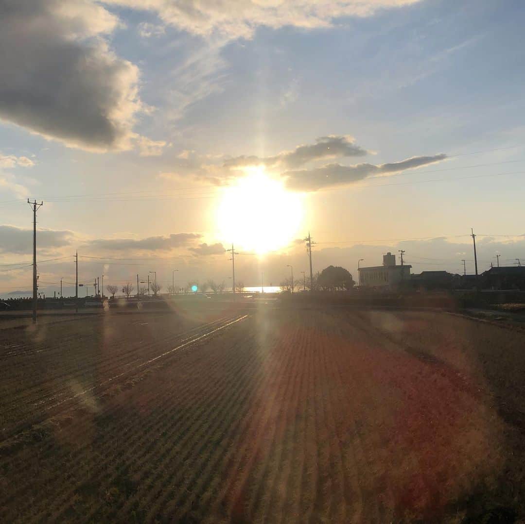 南早苗さんのインスタグラム写真 - (南早苗Instagram)「ナレーション収録のため名古屋へ。 滞在時間は3時間と短かったけど、観光して、仕事して、お土産買って。 大満喫でした😊 あ、さっき無事オンエアされました〜！ #ナレーター　#弾丸　#名古屋　#オアシス21 #ガラスの大屋根　#水の宇宙船　#オアシス21のそばの局で収録　#ナビゲーション　#お土産はもちろん　#手羽先　#世界の山ちゃん　#ぺろり　#完食」2月21日 20時47分 - minamisanae