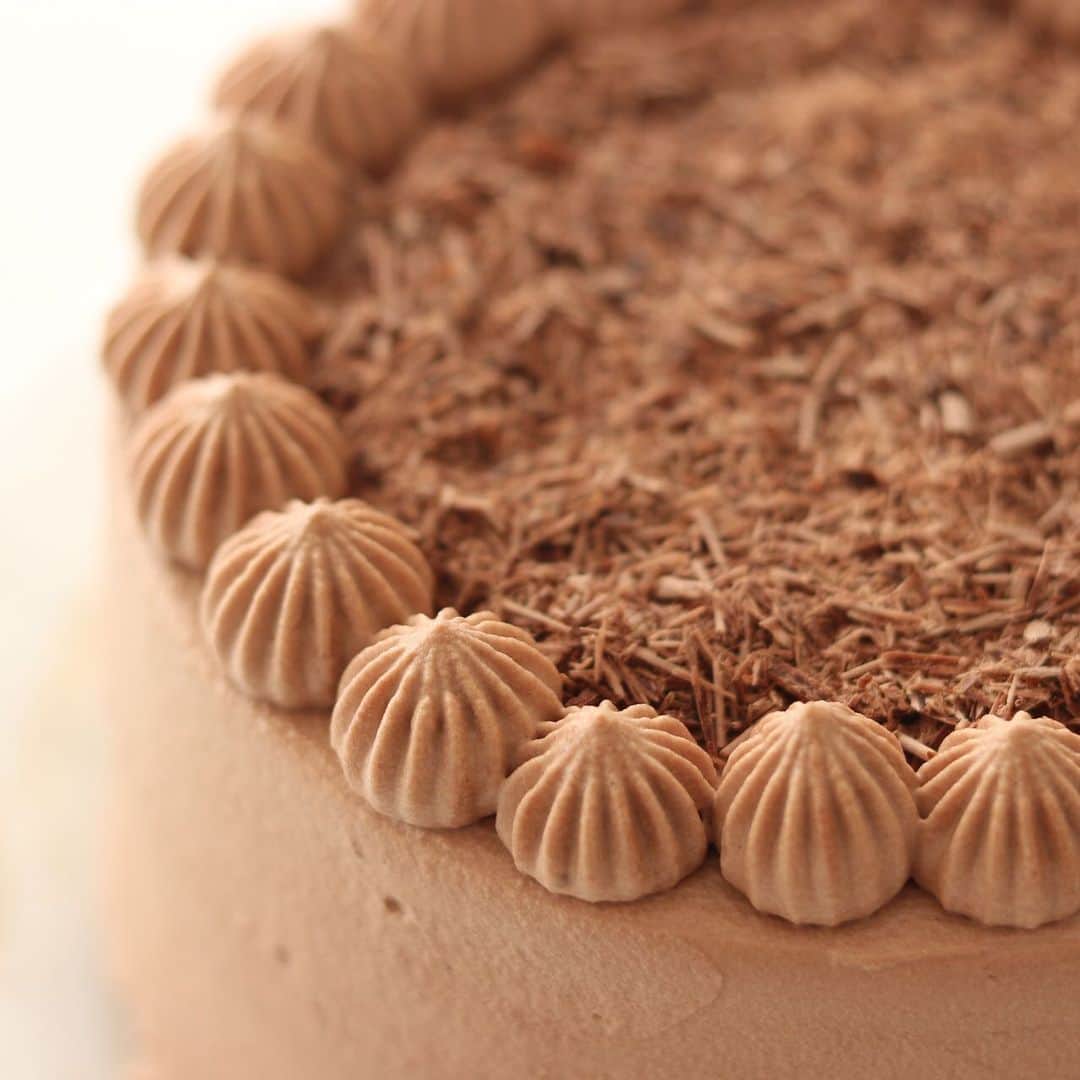 HidaMari Cookingさんのインスタグラム写真 - (HidaMari CookingInstagram)「Chocolate shortcake🍫 カットする前の。 クリームの絞りが上手くできて嬉しい😊  #hidamaricooking #お菓子作り #手作りおやつ #チョコレートケーキ #chocolatecake」2月21日 20時48分 - hidamaricooking