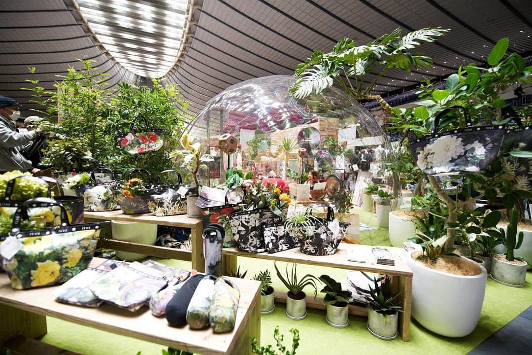 HPFRANCE　アッシュペーフランスさんのインスタグラム写真 - (HPFRANCE　アッシュペーフランスInstagram)「【rooms40】﻿ 緑が溢れるrooms。 二日目も沢山の方にごお越しいただきありがとうございました。明日はいよいよ最終日！皆様のご来場をお待ちしております！  20周年をむかえる、クリエイティブの祭典 “rooms40”  2020.2.20(thu) 21(fri) 22(sat) ﻿ 国立代々木競技場 第一体育館﻿  #rooms_tokyo #ルームス #creative #展示会 #ライフスタイル #暮らし #アート #art #installation #トークショー #exhibition #design #craft #creator #installation #ethical #hpfrance #アッシュペーフランス #howpeoplelive」2月21日 19時22分 - hpfrance_official