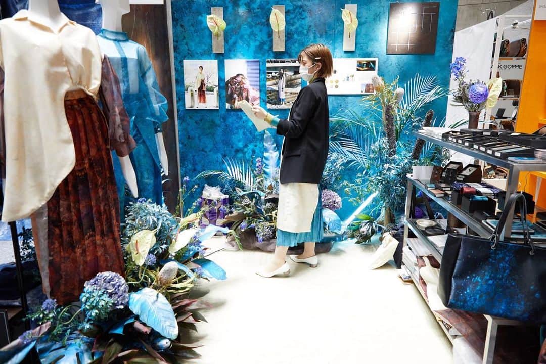 HPFRANCE　アッシュペーフランスさんのインスタグラム写真 - (HPFRANCE　アッシュペーフランスInstagram)「【rooms40】﻿ 緑が溢れるrooms。 二日目も沢山の方にごお越しいただきありがとうございました。明日はいよいよ最終日！皆様のご来場をお待ちしております！  20周年をむかえる、クリエイティブの祭典 “rooms40”  2020.2.20(thu) 21(fri) 22(sat) ﻿ 国立代々木競技場 第一体育館﻿  #rooms_tokyo #ルームス #creative #展示会 #ライフスタイル #暮らし #アート #art #installation #トークショー #exhibition #design #craft #creator #installation #ethical #hpfrance #アッシュペーフランス #howpeoplelive」2月21日 19時22分 - hpfrance_official