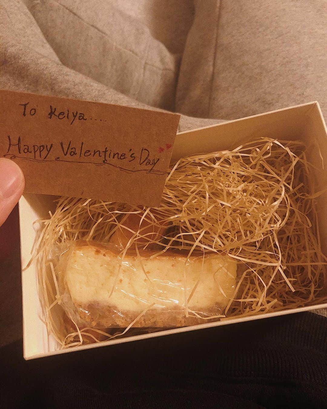 上杉圭哉さんのインスタグラム写真 - (上杉圭哉Instagram)「チーズこよなく愛する信者が作るチーズケーキは絶品でした🧀 ありがとう〜🤟🏻 #チーズケーキ #バレンタインチーズ #がっついて#食べてたら #服めちゃくちゃ汚れた  #いつもか#ありがとう」2月21日 19時23分 - keiya_uesugi