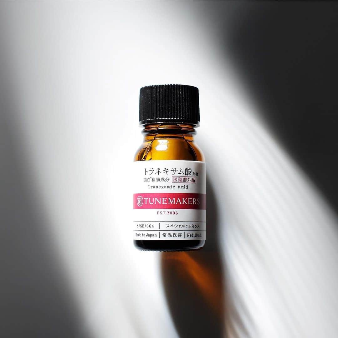 チューンメーカーズ公式のインスタグラム：「シミを作らせない。原液美白。﻿ TUNEMAKERS初の薬用美白原液「トラネキサム酸」誕生。﻿ ﻿ 「最近、シミが濃くなってきた」﻿ 「気が付くとシミが増えている」﻿ そう感じながらも、美白ケアが続かないあなたに。﻿ ﻿ シミのもとメラニンの発生を抑える、美白有効成分「トラネキサム酸」をそのままボトリングした原液が、気になるポイントにダイレクトに働きかけます。﻿ ﻿ 2月25日（火）の発売前に試したい方はTUNEMAKERS 表参道へ。タッチアップはもちろん、先行販売にて、いち早く商品を手に入れることができます。﻿ さらに、公式オンラインショップではお得な予約販売も開始。ぜひあなたの肌でお確かめください。﻿ ﻿ TUNEMAKERSの「トラネキサム酸」原液で、かつてない原液美白体験を。﻿ ﻿ ﻿ ﻿ #TUNEMAKERS #チューンメーカーズ #TUNEMAKERS表参道 #原液 #原液美容 #原液美白 #薬用美白原液 #トラネキサム酸 #美白 #美白ケア #シミ #シミケア #スキンケア #コスメ #美容液 #skincare #tranexamicacid」