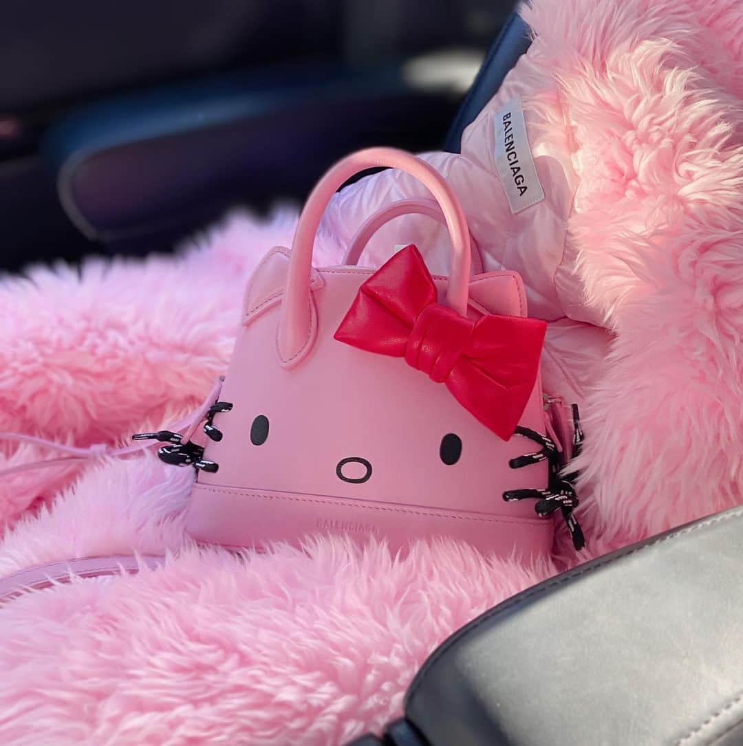 福王寺彩野さんのインスタグラム写真 - (福王寺彩野Instagram)「My new buddy.🎀 #hellokitty #bag #pink #balenciaga」2月21日 19時24分 - ayano_fukuoji