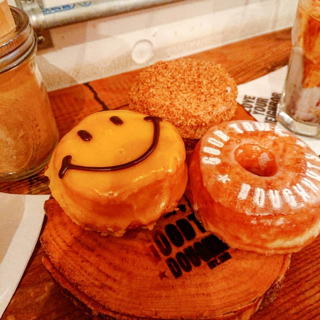 西内みなみさんのインスタグラム写真 - (西内みなみInstagram)「GOOD TOWN DOUGHNUTS ︎☺︎ ハニミの展示会行った後に、 ななちゃんと👩‍🦰❤ @nanaics . かわいいし、美味しかった〜♡♡ 微熱出てるんだけどなんで？💦」2月21日 19時24分 - miiiiiiu3u6