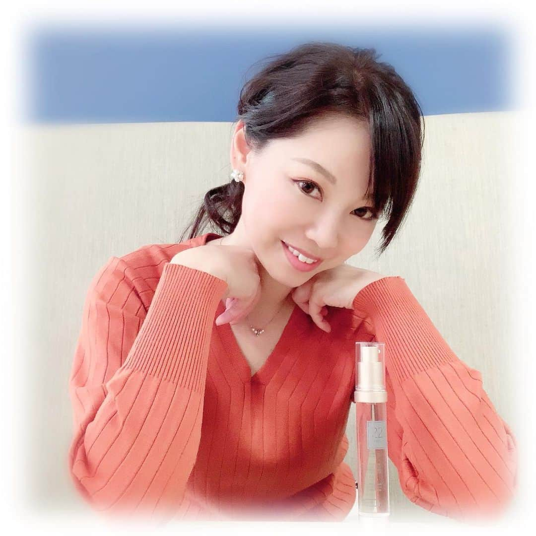 柴本愛沙さんのインスタグラム写真 - (柴本愛沙Instagram)「金曜日、お疲れ様でした🍻 私も早朝(深夜?)2時起きの1日が終わりました。 きょうは穏やかで良かったです☀️ . 今の仕事は曜日によって働く時間が異なり 当然、寝る時間も起きる時間もバラバラなので 体内時計が狂いまくっております😞  身体に体内時計があるように、 肌にも働きかける時計遺伝子があるそうで、 それだけは整えておきたいと思い… この「時計遺伝子」にアプローチする 土台美容液を使い始めました！！ . 【222リズムメイクセラム】と言って、 なかなか睡眠時間が取れない中でも しっかりと肌のリズムを整えようとする 美容液です。 昼には昼の肌リズム、夜には夜の肌リズムを整え、 肌が本来持つ力を引き出してくれるんです✨  伸びがとても良くて、毎日使いやすく、 お肌が元気に復活しました♡  #リズムメイクセラム #222 #222リズムメイクセラム #スリーツー #時計遺伝子 #土台美容液 #頑張る女性の味方 #不規則な生活 #肌リズム #美容液 #pr #スキンケア #skincare #エイジングケア #時短 #美容 #美容好き #肌リズムを整える #伸びが良い #コスパ良し #時短スキンケア #お疲れ様でした @threetwo_official」2月21日 19時26分 - aisa_shibamoto