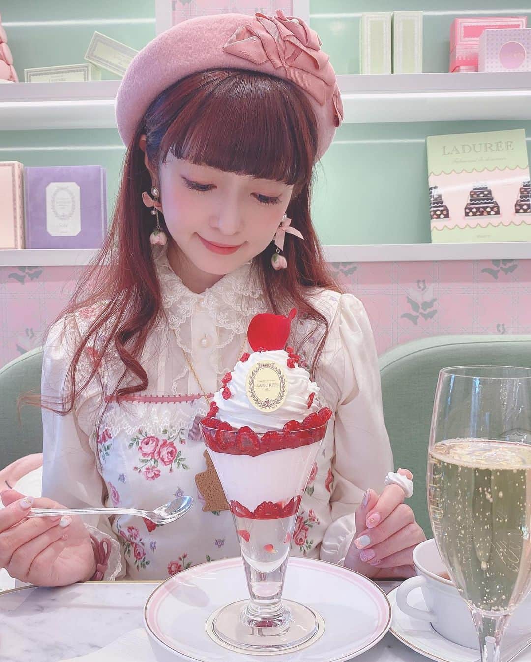 青木美沙子さんのインスタグラム写真 - (青木美沙子Instagram)「渋谷区松濤にできたラデュレに行きました💓本当カワイイカフェ🍰 パフェも大きくて可愛くて美味しかった💓 いつかラデュレでお茶会やりたいなー💓」2月21日 19時38分 - misakoaoki