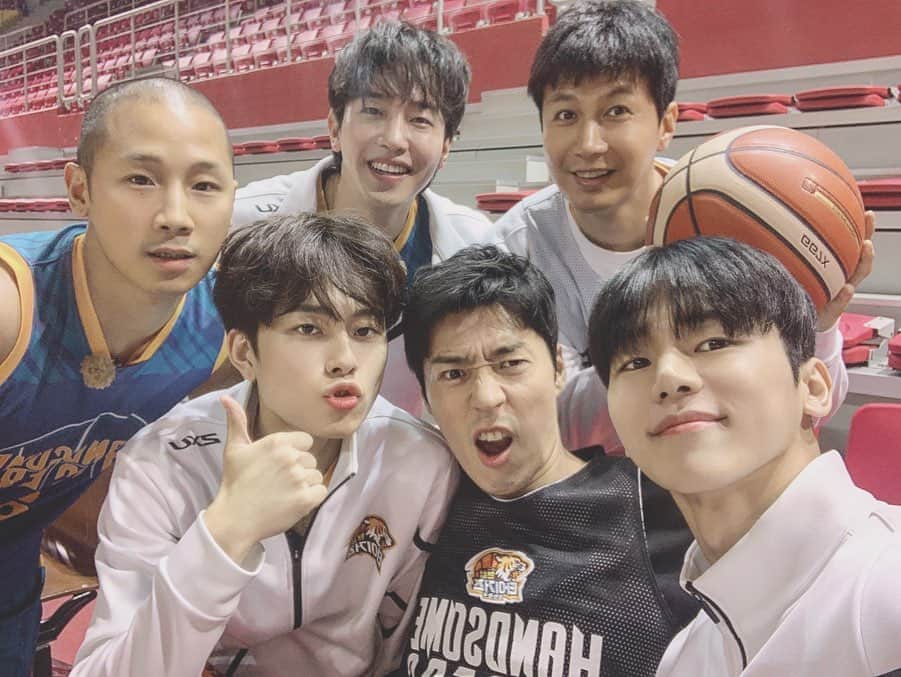 インス のインスタグラム：「불금은 🐯들과 함께🔥」