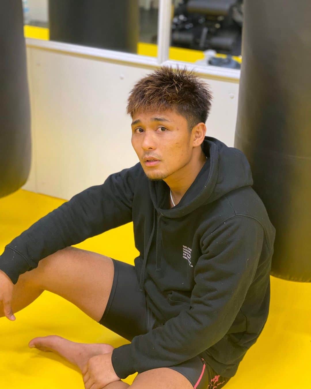 大沢文也のインスタグラム：「近々良い報告があります(^ ^) お楽しみにぃ〜😁 そして最近の僕は疲れの溜まり具合が減量ピークの試合前の時を越してるくらい疲れてます（笑）  @crimie_official  #crimie #クライミー #パーカー #ジム #格闘技 #kickboxing #kick #キックボクシング #報告 #撮影 #ツイスト #ツイストパーマ #悩み」