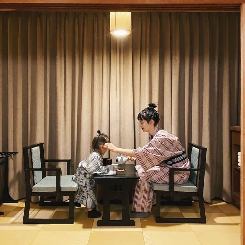 青柳文子さんのインスタグラム写真 - (青柳文子Instagram)「たまに載せていただいている、@hugmug_insta と　@ma_me_latte_official の、「 #2人のレディーフォト」コンテストが開催中です！📸 写真は、週末の家族旅行にて、お茶の淹れ方を教えているところ。最近はおしゃべりも上達してきて、大人顔負けにいろいろなことが出来るようになってきたので、こちらもとても楽しませてもらってます💃  私もキャンペーンに参加しています。旅行券やとても豪華な景品が当たります🎁皆さんもよかったら参加してみてください😎  #2人のレディーフォト #マーアンドミーラッテ #PR #青柳文子」2月21日 19時46分 - aoyagifumiko