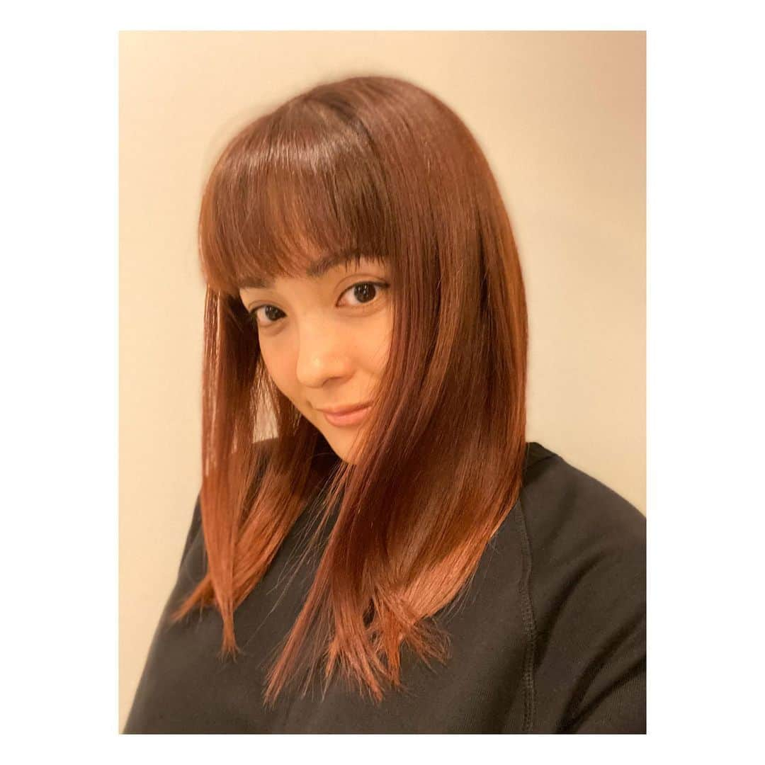 平山あやさんのインスタグラム写真 - (平山あやInstagram)「髪の毛のメンテナンス💇‍♀️ こんなに伸びたんだあたし！  ハルちゃんのプリンセスケアトリートメントが髪の毛がツルツルになるっ！  前髪も今回は長めにcutしてもらった💇‍♀️ いつもお願いしてるのは、evoke tokyoの @matsuharu_evoke でーす☺︎ このカラーリング、ハルちゃんにしか絶対できない！  今回もお気に入り✨  #表参道にあるよー #美容院 #evoketokyo #松島春樹 #thankyou #beauty  #happy #followｍe」2月21日 19時49分 - aya_hirayama