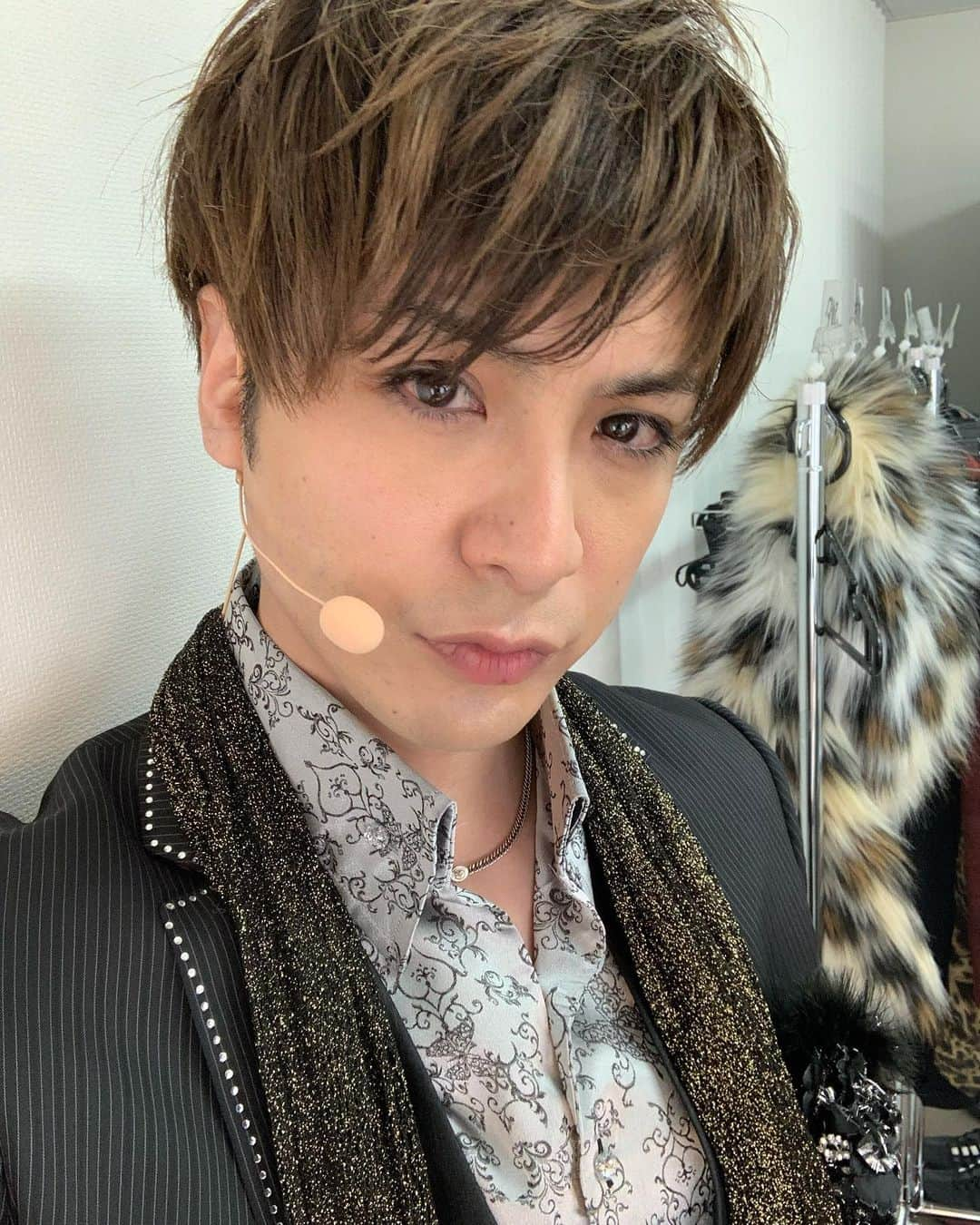 平田裕一郎さんのインスタグラム写真 - (平田裕一郎Instagram)「私のホストちゃんに白石咲夜として、 9年間過ごさせてもらって、沢山の思い出や経験をさせて貰いました。  ドラマの時から僕たちは、 人気だったり売り上げだったりと 厳しい世界で過ごしてきました。  辛い事、悔しくて泣いたり、 ムカついて喧嘩したり。 本当に色々とありました。  バニラのメンバーは そんな環境の中で育って、 すぐ喧嘩するし、自分の意見ばかり言うし、、 そんな僕たちはいつしか、 一人一人を認めて、理解して、一緒に泣いて、一緒に爆笑して、 また喧嘩して。笑  そんなバニラだけど 本当に大好きな仲間。 家族になりました。  そんなメンバーを、1人でまとめ上げてくれた甘王さん。  大変だった思う。 甘王さんが居なかったら、 今の僕たちは居ないと思う。  時に厳しく、 時に優しく、 常に大きな愛情で僕らを包んで 導いてくれた。  昨日のビンタは今までのビンタより効いたよ。 リアルな痛みよりも何よりも甘王さんの気持ちが痛かったよ。 僕への叱咤激励。 甘王さんの言葉ずっしり届いたよ。 見ててね、甘王さん！！ ありがとう。  そして、僕と共に泣いて笑って、咲夜として居させてくれた姫たち。 本当にありがとう。  今まで支え続けてくれて ありがとう。  愛してるよ。  この世界を生んでくれた 鈴木おさむさん。  僕を咲夜にしてくれて ホストちゃんを作ってくれて ありがとうございます。  昨日の甘王さんの言葉は おさむさんからの1人1人のメッセージでもある。  諦めず、腐らず、 踏ん張って努力していきます。  夢は諦めたら終わりますよね。  自分を信じて頑張ります。  ドラマから支えてくれた スタッフの皆さん。  本当にありがとうございました。  僕らが落ち込んだりしたら、 なるべく辛い想いさせないようにと いつも気を使って頂き、 考えてくださり本当にありがとうございました。  舞台のスタッフさんも 常にホストちゃんのホスト達の事を考えてくれて輝けるように試行錯誤してくれてありがとうございました。 本当に全スタッフさんに感謝。  あーー。 写メ全員と撮れてないやん。  撮ったつもりだったよ。。 いやもう心の中の写メで十分だな。笑。  最後に 本当に本当に 今まで支えてくれた姫達。 ホストちゃんたち。 スタッフさんたち。 全ての方々に感謝！  ありがとうございました！！ またホストちゃんの事は、 いつかどこかで話しますね。  ありがとう。」2月21日 19時50分 - yuichiro_hirata