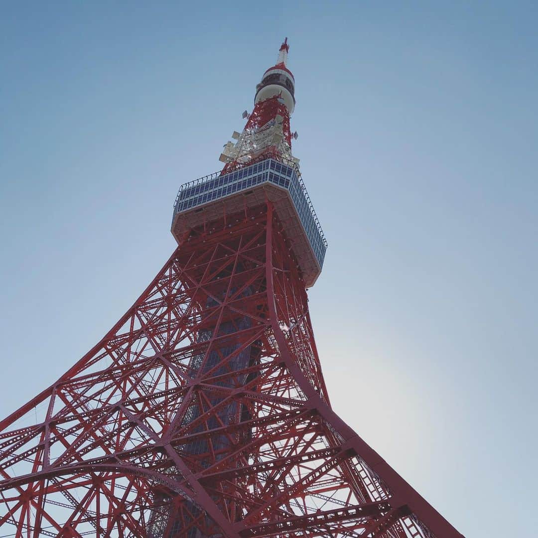 松本彩友美のインスタグラム：「とっても近くを通ったわー🗼 #いいお天気 #東京タワー見ると写真撮りたくなる #田舎者です」