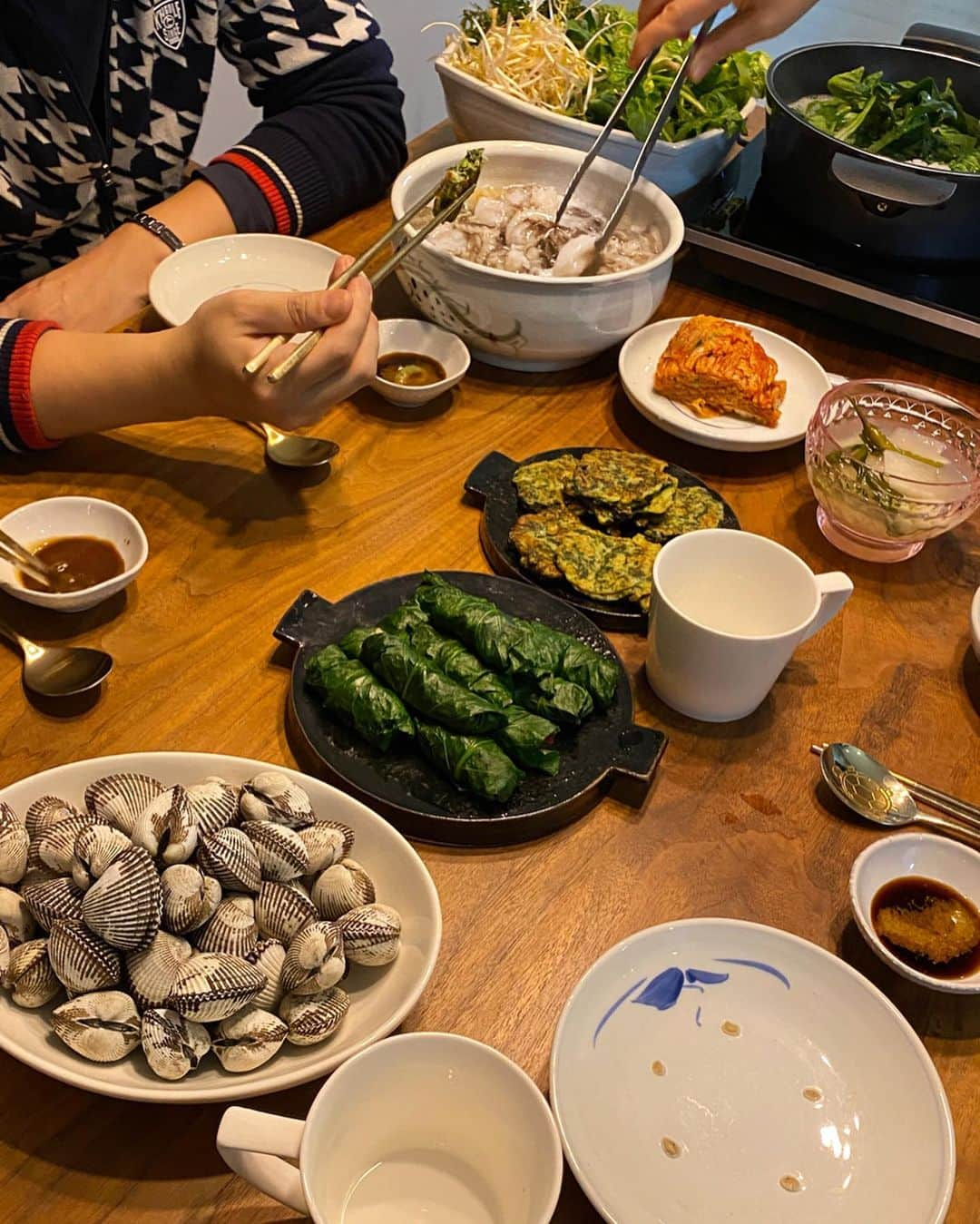 チョ・ミニョンさんのインスタグラム写真 - (チョ・ミニョンInstagram)「요즘 제철이라는 쭈꾸미 샤브샤브🐙 엄마가 준비해서 다같이 식사하러왔는데 민기삼촌이 과식하는 날에는 비채리바라며, 비채리바 짠하자네요🥂가족끼리 도란도란 비채리바 떼샷❣️」2月21日 19時54分 - xxjominxx