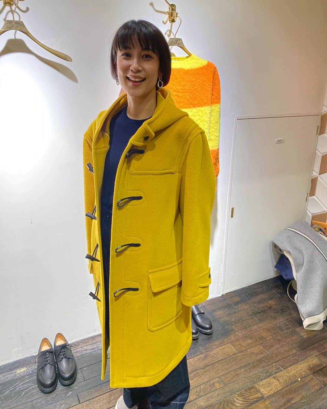 大月さゆのインスタグラム：「mustard duffle💛物欲そして爆笑  #キイロは元気になる」