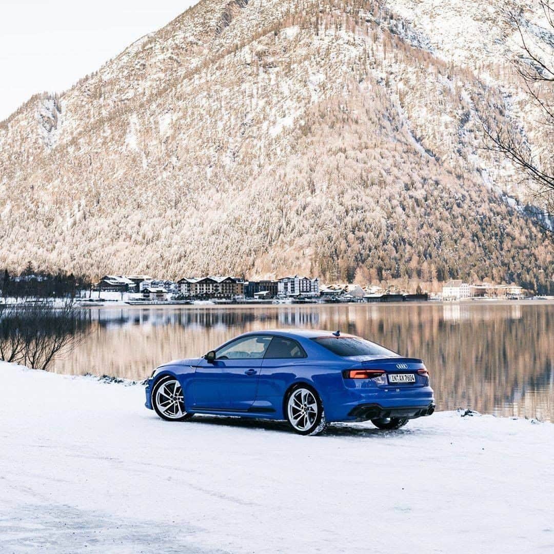 のインスタグラム：「夏に出かけたあの場所へ、Audi RS 5 Coupéとともに、出かけてみませんか。澄み切った空気が、降り積もった雪が、記憶と違う新しい風景を見せてくれるに違いありません。  #Audi #RS5 #Coupe #AudiRS5 #アウディRS5 #Audijapan #アウディ #carwithoutlimits #carsofinstagram #Audiworld #Audigenic #車好きな人と繋がりたい #WinterSports #ウィンタースポーツ #quattro」