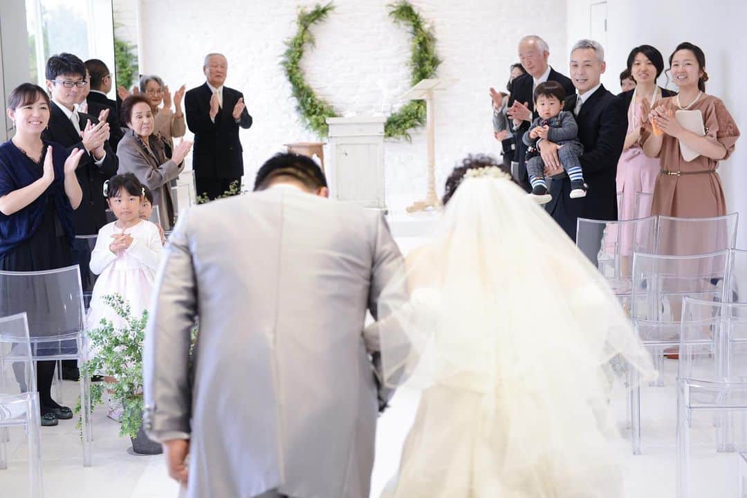 St.AQUA 東京の結婚式場 サンアクアチャペルさんのインスタグラム写真 - (St.AQUA 東京の結婚式場 サンアクアチャペルInstagram)「家族に誓う結婚式 . 退場のワンシーン。 ゲストの皆様の笑顔が素敵ですね☺️ . . weddig date 2020.1.25 groom&bride M&N . . #サンアクア #サンアクアチャペル #d_wedding #海の近くのウエディング #2020年春婚  #2020年夏婚 #挙式とお食事会 #船上パーティー #少人数ウエディング #ファミリーウエディング #ウエディングブーケ #会場コーディネート #家族婚 #家族挙式 #マタニティウエディング #ブライダルフェア #ウエディングドレス #ドレス試着 #結婚式場探し #式場探し #式場見学  #プレ花嫁 #2人挙式  #船上ウエディング #結婚式準備 #竹芝 #日本中のプレ花嫁さんと繋がりたい」2月21日 20時09分 - staquatakeshiba