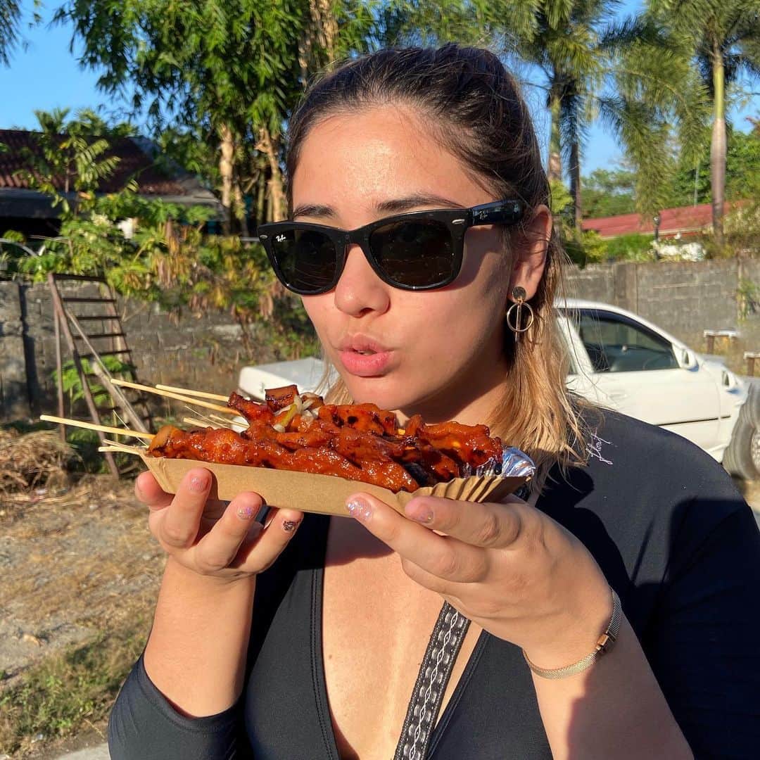 ローレン・ヤングのインスタグラム：「how i spent my friday afternoon: inhaling this awesome bbq in 5 seconds. jk share kami ni Tobes ❤️」