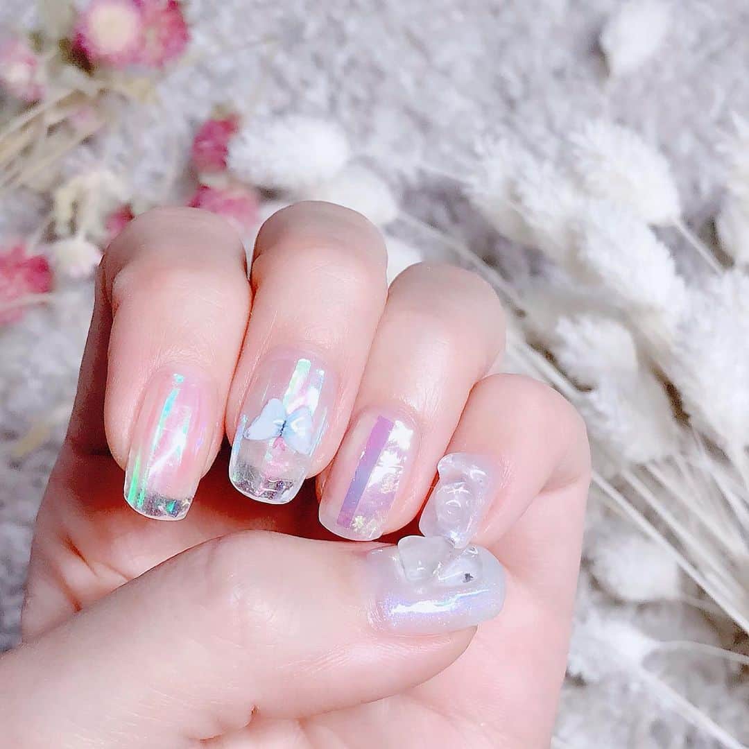 なかやまちえこのインスタグラム：「知り合いのネイルサロンの練習会に練習台に行ってきまして（二週間前くらい）、左手だけマイナーチェンジしました（ので根元伸びてます）🌿 久々に人につけてもらって楽しかったです✨✨そのサロンがカラーがきまぐれピグメントで驚きでした😳💓 #nail #nails #nailart #ネイル #美甲 #ネイルアート  #clou #nagel #ongle #ongles #unghia #japanesenailart #manucure #네일 #젤네일 #네일아트 #네일리스트 #japanesenails #manicurist #gelnails #أظافر #オーロラネイル #auroranails @kimagure_cat_whim @prexyofficial @satsuki__kishi」
