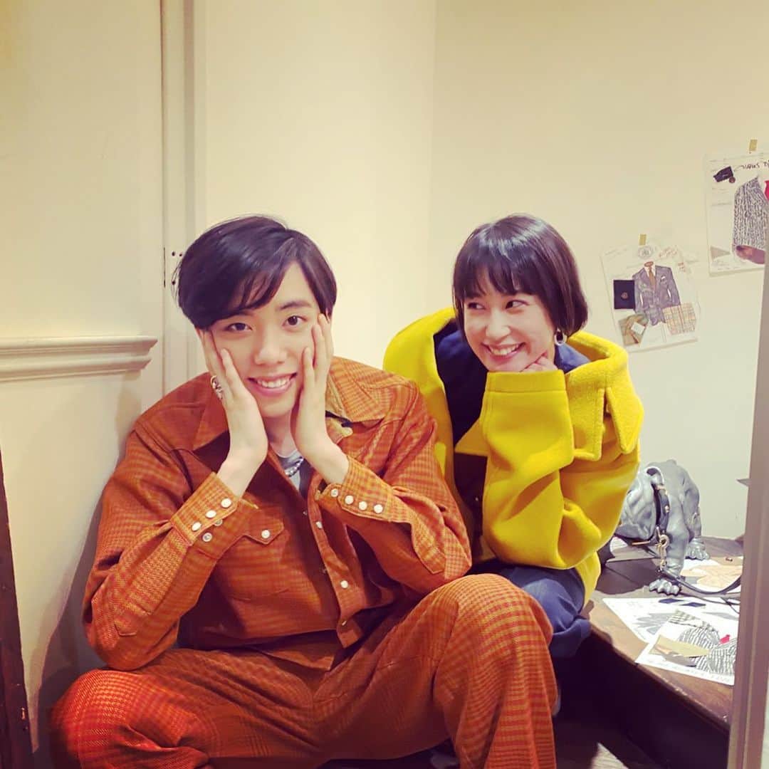 大月さゆのインスタグラム：「モデルの顔も持つ @daichi_matsuno が現れる場所はおしゃれだった😳 @jpress_originals 2020 Autumn-Winter #トレンドカラーの装い #表紙モデル風に撮りたかったのに #結果は引き立ての大月」