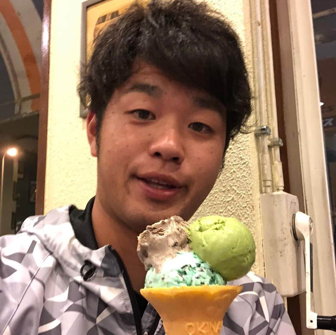 横山雄哉のインスタグラム：「今日は26歳の誕生日でした！  たくさん おめでとうって言われて 嬉しくて涙が出ました。  みなさん、 ありがとうございました。  #2月21日 #26歳 #高橋遥人 #ブダイ #横山雄哉」