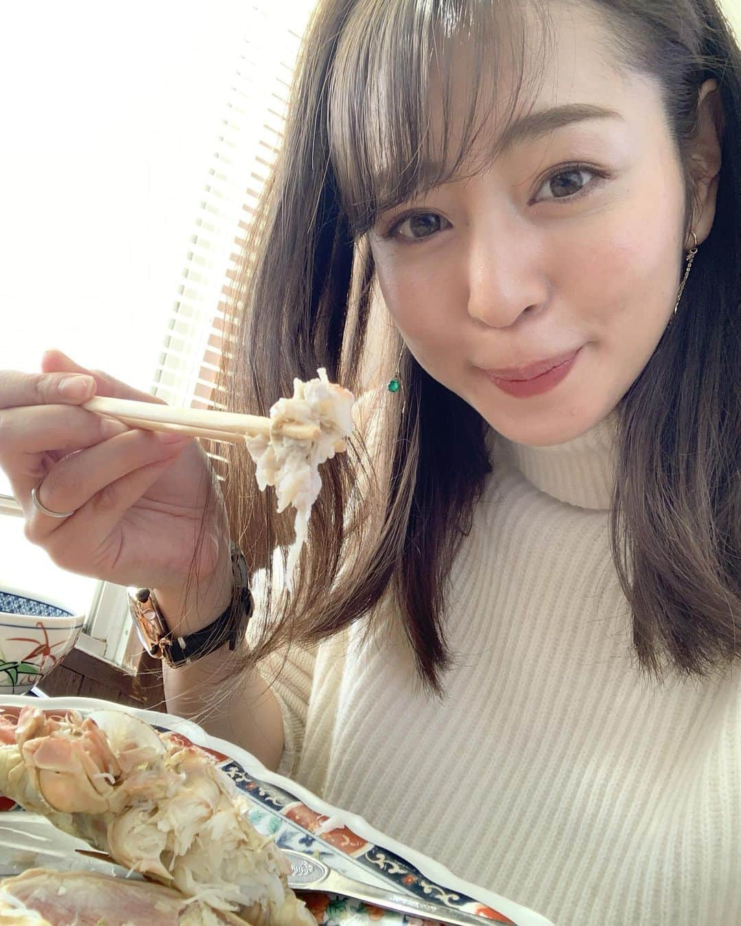 信長ゆかりさんのインスタグラム写真 - (信長ゆかりInstagram)「. 皆様にご報告させてください(o^^o) 半年ほどのんびり過ごしておりましたが、 この度フリーアナウンサーとして再び仕事を始めることにしました🌸 とは言え、生活を第一優先にしたいので 稼働率はおそらく以前の10分の1ほどと 限られたことしかできませんが もしまたどこかでお会いできた時は よろしくお願いします(o^^o)！！ #信長ゆかり#アナウンサー #多賀さんの事務所にお世話になります マイペースにやる所存です🌸  大事な話はおいしいものを食べながらしましょうということで、、笑笑 #ただただ写真がないだけですすみません笑 #仕事を辞めてから撮ることがめっきり無くなってしまいました笑 写真は鳥取に蟹を食べに行ったときのものです🦀#松葉蟹 それではまた\(//∇//)\💓」2月21日 20時21分 - 03yu_kari30