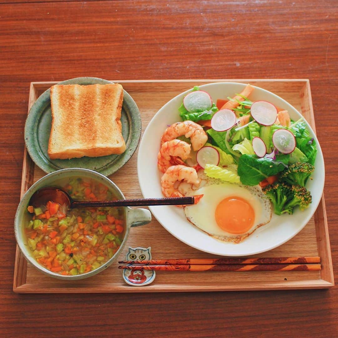 Kaori from Japanese Kitchenさんのインスタグラム写真 - (Kaori from Japanese KitchenInstagram)「お箸で食べるパン朝食。白のイッタラに彩りある野菜が映える。 ・ こんばんは。 今日の朝ごはんで失礼します。 お箸で食べるパンの朝ごはん。 免疫力を高めるべく野菜大盛りです。 彩りある野菜にはシンプルな器がしっくりきます。 白の器はイッタラのティーマ。 近所のチャリティフリマで購入。 （なんと1枚600円！） 和の器にも合うのがうれしいな。 ベーコンかウインナーにしたかった所 糖質と脂質を減らしたいので ガーリックシュリンプに変更。 ・ 野菜スープは にんじん、玉ねぎ、ブロッコリーの茎を細かく刻み コンソメキューブと水を入れて煮込むだけ。 野菜の栄養を余すことなく食べられる簡単レシピ。 今回はアンバサダーをつとめている @toffy.official の 「ベジタブルクイックスライサー」を使いました。 野菜を入れてくるくる回したら あっという間にみじん切り完了。 玉ねぎも涙を流さずに切れました。 なんと今回同じ商品をフォロワーの方1名様に プレゼントしていただけるとのことでしたので 是非ご応募くださいませ。 応募条件はおしながきの下に記載しました。 ・ 【おしながき】 トースト 具だくさんの野菜スープ ラディッシュとレタスの色々サラダ 蒸しブロッコリー ガーリックシュリンプ 目玉焼き ＊薬膳走り書きは今回お休みします＊ ・ ・ Hi from Tokyo! Today's breakfast:Toast, colorful vegetables soup, green salad, sunny side up egg, garlic shrimps, and steamed broccoli. ・ 🎁Toffyアンバサダー　プレゼントキャンペーン🎁 ・ @toffy.official とのコラボで Toffy 3way ベジタブルクイックスライサー、ペールアクアが1名様に当たるキャンペーンを実施中。応募方法はたったの3つ。 (注意事項はコメント欄にあります) ・ ★応募方法 1 @toffy.official をフォロー 2 私のアカウントを日々見てくださっている方 ( @coco_kontasu をフォローしてくださっている方） 3 キャンペーン投稿に「いいね」をして完了! ※本投稿がキャンペーン投稿になります。 ・ ★応募期間 2020 年 2 月 10 日(月)~2 月 28(金)23:59 まで ・ ★プレゼント賞品 Toffy 3way ベジタブルクイックスライサー 色はペールアクア 1名様 ・ 皆様のたくさんのご応募をお待ちしております！ ・ ・ 2020.02.21 Fri ・ ・ #japanesefood #japanesecuisine #breakfast #朝ごはん #おうちごはん #早餐 #아침밥 #薬膳 #うつわ #和食器 #japonais #toffy #トフィー #キッチン家電 #ベジタブルクイックスライサー #iittala #イッタラ #清岡幸道 #自炊 #ティーマ #teema」2月21日 20時32分 - coco_kontasu