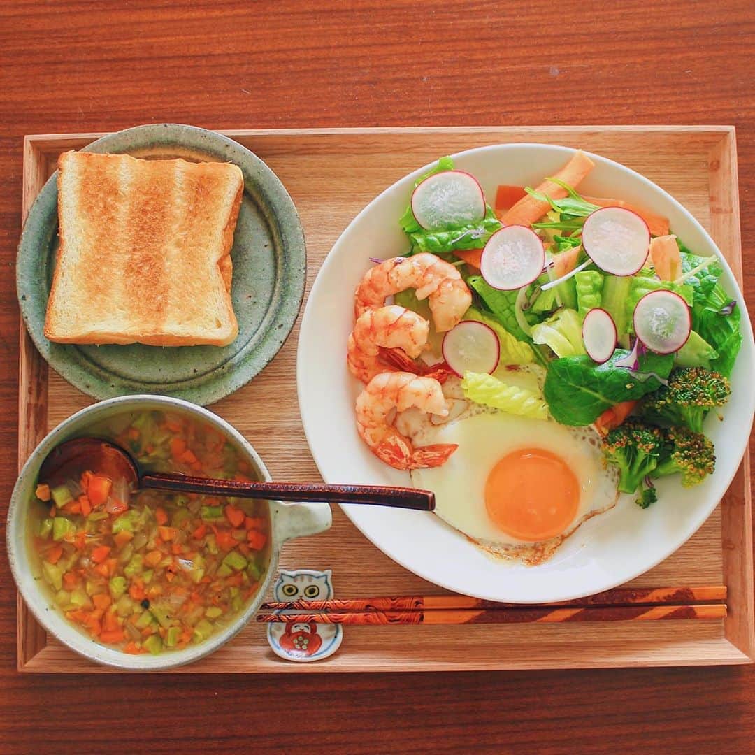 Kaori from Japanese Kitchenさんのインスタグラム写真 - (Kaori from Japanese KitchenInstagram)「お箸で食べるパン朝食。白のイッタラに彩りある野菜が映える。 ・ こんばんは。 今日の朝ごはんで失礼します。 お箸で食べるパンの朝ごはん。 免疫力を高めるべく野菜大盛りです。 彩りある野菜にはシンプルな器がしっくりきます。 白の器はイッタラのティーマ。 近所のチャリティフリマで購入。 （なんと1枚600円！） 和の器にも合うのがうれしいな。 ベーコンかウインナーにしたかった所 糖質と脂質を減らしたいので ガーリックシュリンプに変更。 ・ 野菜スープは にんじん、玉ねぎ、ブロッコリーの茎を細かく刻み コンソメキューブと水を入れて煮込むだけ。 野菜の栄養を余すことなく食べられる簡単レシピ。 今回はアンバサダーをつとめている @toffy.official の 「ベジタブルクイックスライサー」を使いました。 野菜を入れてくるくる回したら あっという間にみじん切り完了。 玉ねぎも涙を流さずに切れました。 なんと今回同じ商品をフォロワーの方1名様に プレゼントしていただけるとのことでしたので 是非ご応募くださいませ。 応募条件はおしながきの下に記載しました。 ・ 【おしながき】 トースト 具だくさんの野菜スープ ラディッシュとレタスの色々サラダ 蒸しブロッコリー ガーリックシュリンプ 目玉焼き ＊薬膳走り書きは今回お休みします＊ ・ ・ Hi from Tokyo! Today's breakfast:Toast, colorful vegetables soup, green salad, sunny side up egg, garlic shrimps, and steamed broccoli. ・ 🎁Toffyアンバサダー　プレゼントキャンペーン🎁 ・ @toffy.official とのコラボで Toffy 3way ベジタブルクイックスライサー、ペールアクアが1名様に当たるキャンペーンを実施中。応募方法はたったの3つ。 (注意事項はコメント欄にあります) ・ ★応募方法 1 @toffy.official をフォロー 2 私のアカウントを日々見てくださっている方 ( @coco_kontasu をフォローしてくださっている方） 3 キャンペーン投稿に「いいね」をして完了! ※本投稿がキャンペーン投稿になります。 ・ ★応募期間 2020 年 2 月 10 日(月)~2 月 28(金)23:59 まで ・ ★プレゼント賞品 Toffy 3way ベジタブルクイックスライサー 色はペールアクア 1名様 ・ 皆様のたくさんのご応募をお待ちしております！ ・ ・ 2020.02.21 Fri ・ ・ #japanesefood #japanesecuisine #breakfast #朝ごはん #おうちごはん #早餐 #아침밥 #薬膳 #うつわ #和食器 #japonais #toffy #トフィー #キッチン家電 #ベジタブルクイックスライサー #iittala #イッタラ #清岡幸道 #自炊 #ティーマ #teema」2月21日 20時32分 - coco_kontasu