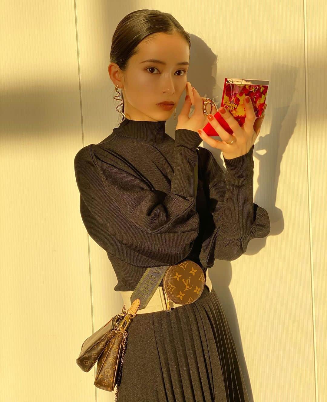 のインスタグラム：「. エスプリークのパウダーファンデ。 蜷川美花さんがパッケージデザインしたらしく もう激カワなので持ち歩きたくなる。 . @esprique_official . パウダーはいつも直し用として バッグに入れることが多いです😎 エスプリークは使用感は肌に 密着する感じがちゃんとあるのに 厚塗り感が無くて◎！ . #蜷川実花 #mikaninagawa #シンクロフィットパクトUV #esprique_partner」