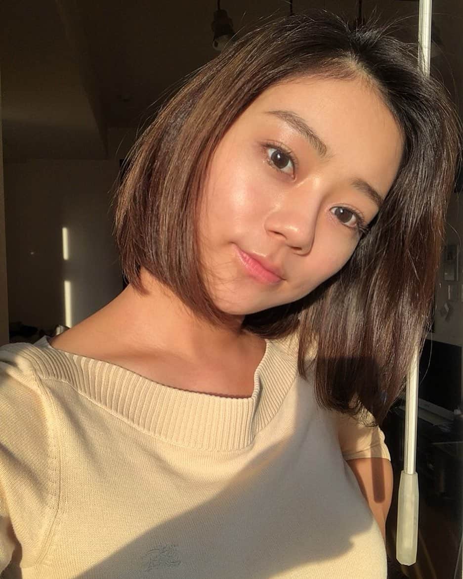 のインスタグラム：「ボサ子。笑笑　🐉💜🌺 少し伸ばそうか…ショートに戻るか…笑 夕陽が綺麗だったな〜今日👏」
