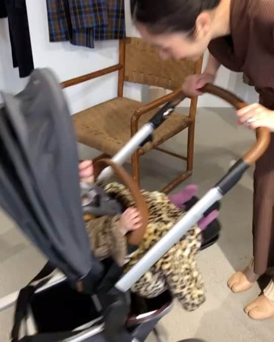 濱中鮎子のインスタグラム：「たまにはこちらに動画。😊 すったもんだしましたが、無事に今シーズンも納品出来て良かった...😨 カレンソロジーのみなさんにかなりご協力いただき無事に本日からイベントスタート。  @uhruhruhr  の春夏がいよいよ店頭に並びます！  今日はお嬢を連れて　@curensology  の青山店へ。  お店で遊んですみません！  別注のワンピースやラグランシャツもあります！ ぜひ三連休に！  お嬢もご機嫌でした！  #uhr #uhr_2020SS #ウーア  #curensology #ビジュアルがいつも女心を鷲掴み  #お嬢の笑い声」