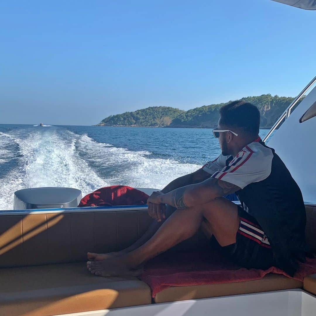 ラファエル・ダ・シルバのインスタグラム：「As vezes encontramos fotos legais no rolo de câmera 😆 #tailand」