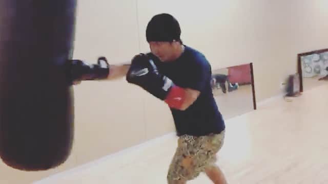 大野愛地のインスタグラム：「🥊 ❌ 🌀﻿ ﻿ #boxing﻿ #hevybag ﻿ #breakdance﻿ #headspin﻿ #worldstar ﻿ @worldstar」